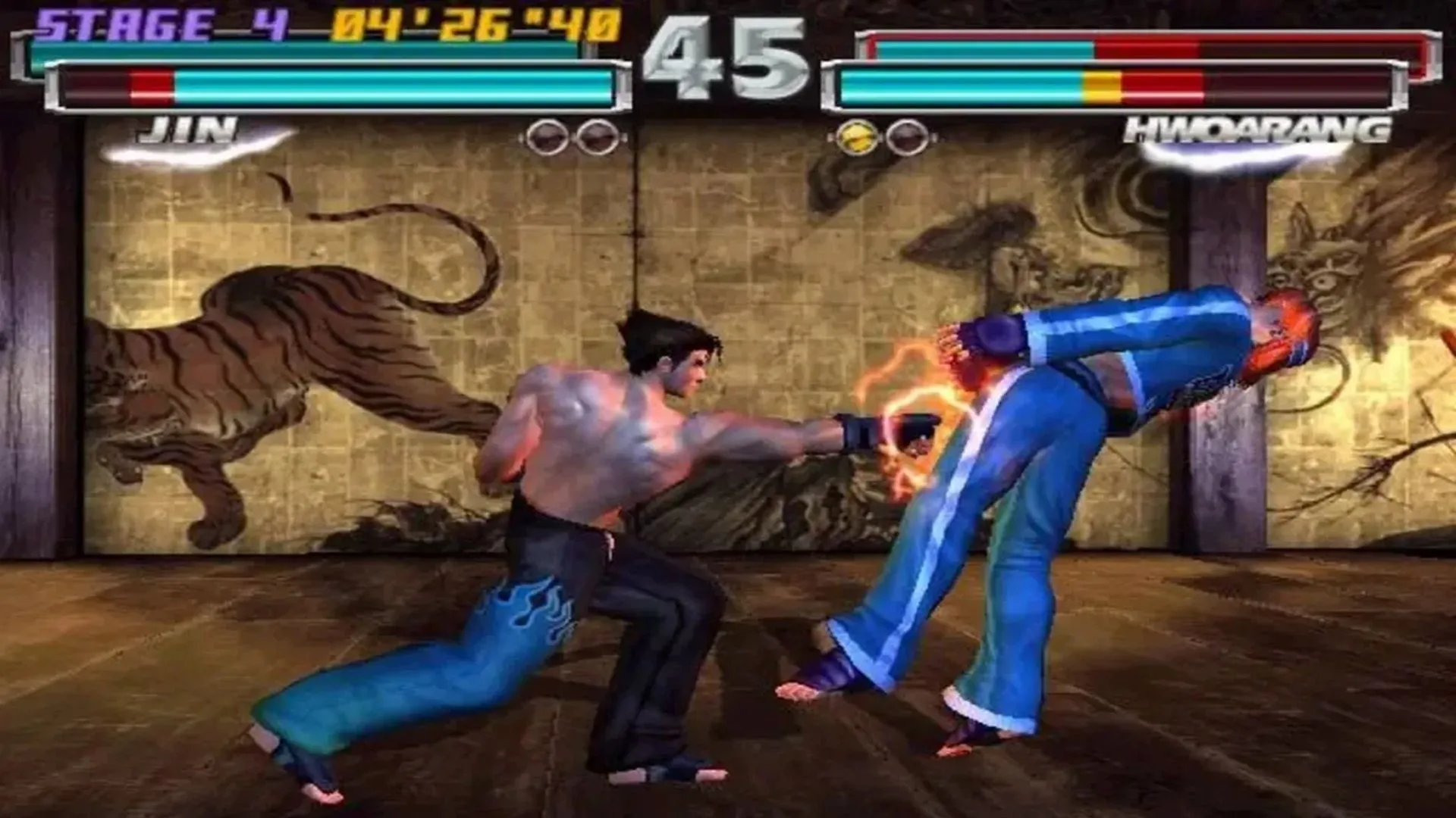 Cảnh game Tekken Tag Tournament với hai nhân vật Jin Kazama và Hwoarang đang đối đầu