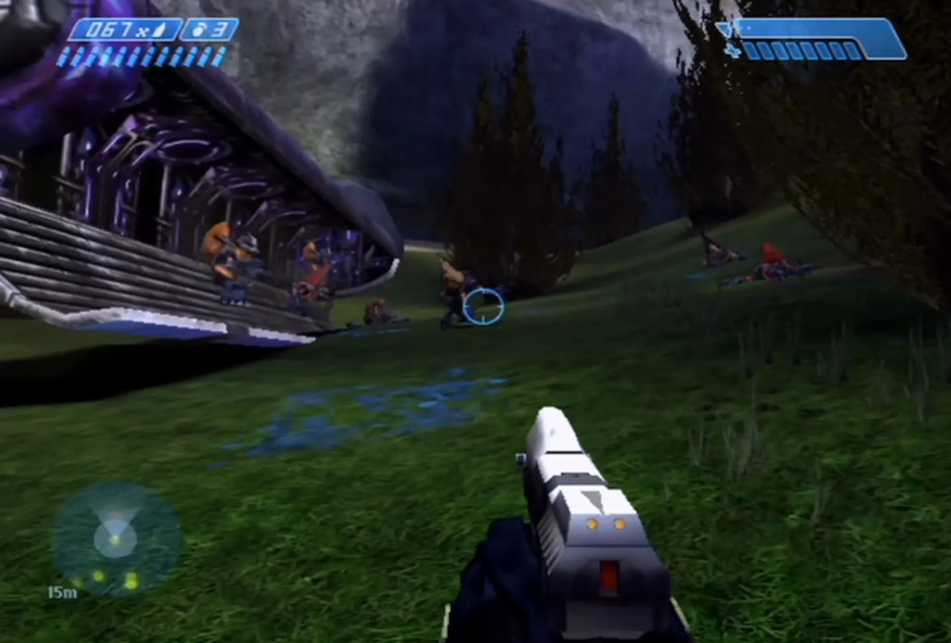 Cảnh gameplay kinh điển trong Halo: Combat Evolved với Master Chief chiến đấu với kẻ thù Covenant