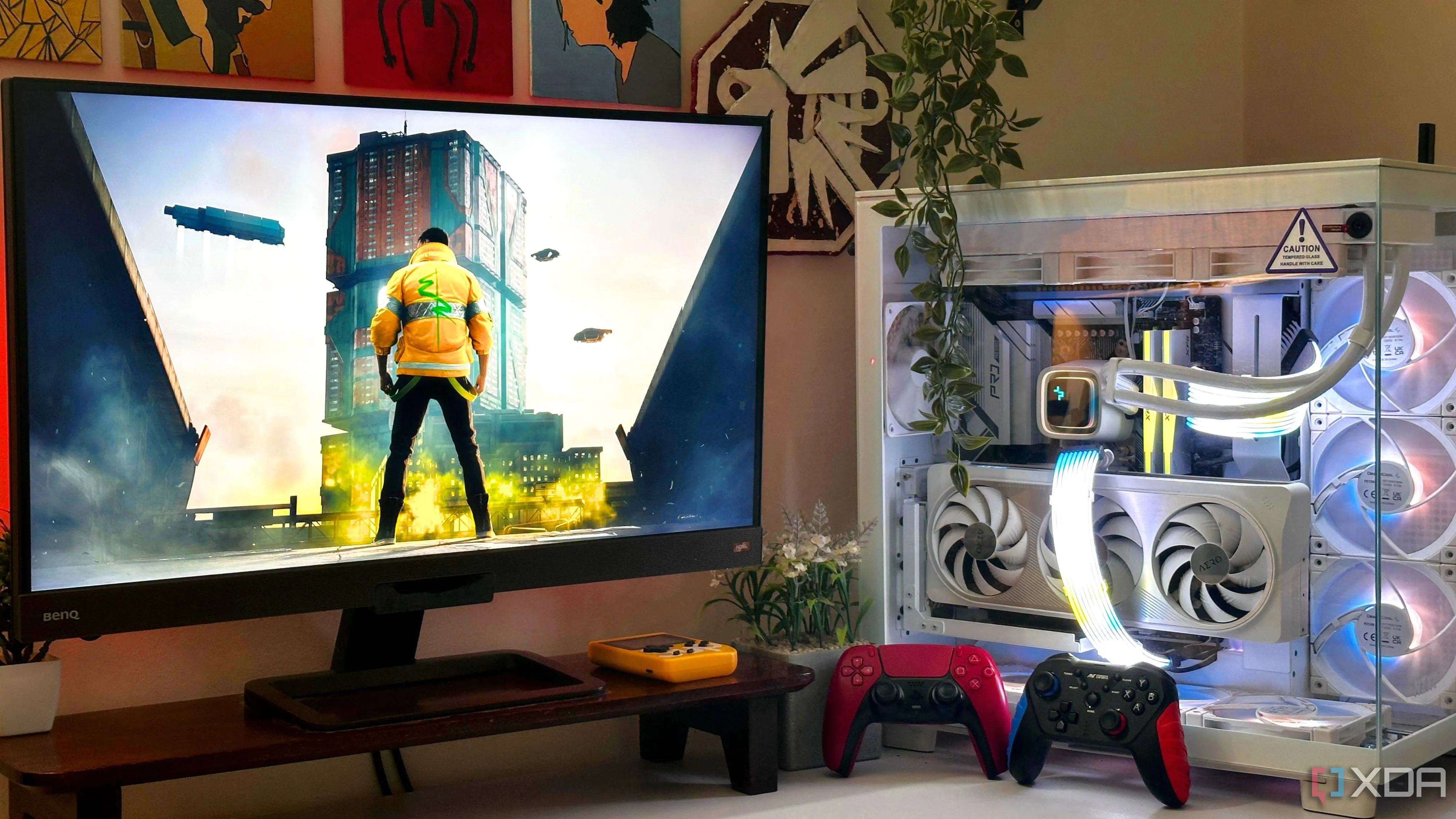 Cảnh quan một bộ máy tính chơi game đang trình chiếu Cyberpunk 2077, với tay cầm game đặt bên cạnh thùng máy. Minh họa nhu cầu VRAM cao của các tựa game AAA hiện đại.