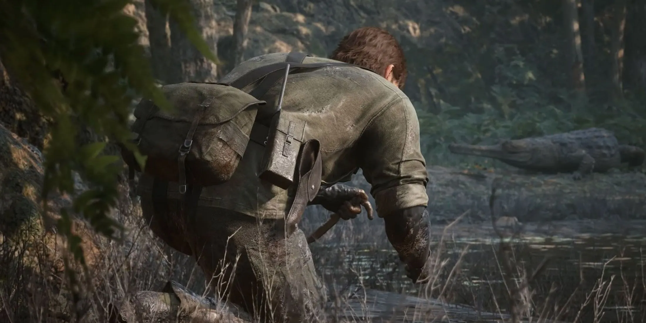 Cảnh Snake (Naked Snake) di chuyển lén lút qua khu rừng rậm trong Metal Gear Solid Delta: Snake Eater, thể hiện lối chơi ẩn nấp đặc trưng