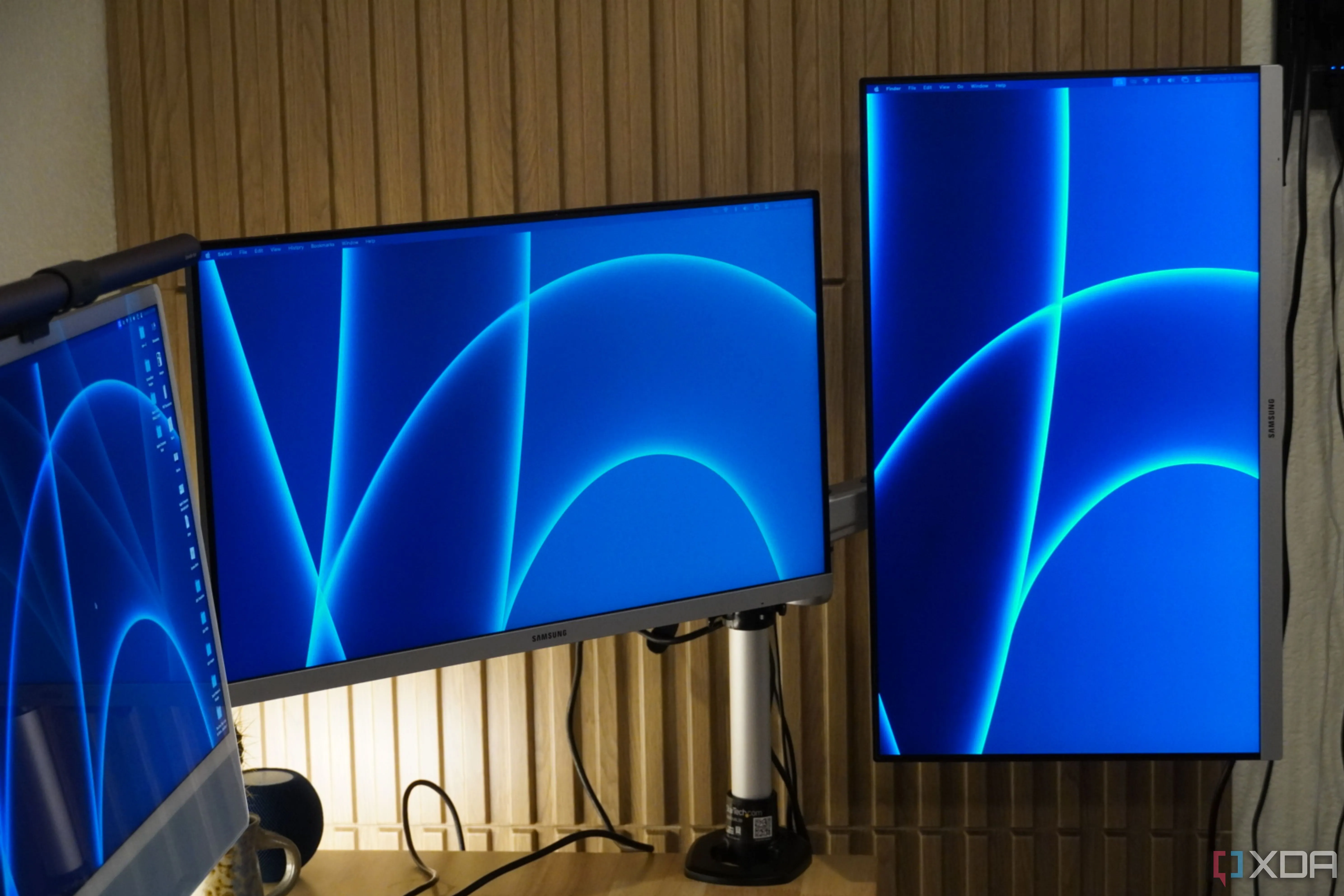 Cánh tay đỡ màn hình đôi, minh họa thiết lập hai màn hình riêng biệt và nhu cầu tài nguyên hệ thống so với một màn hình siêu rộng.