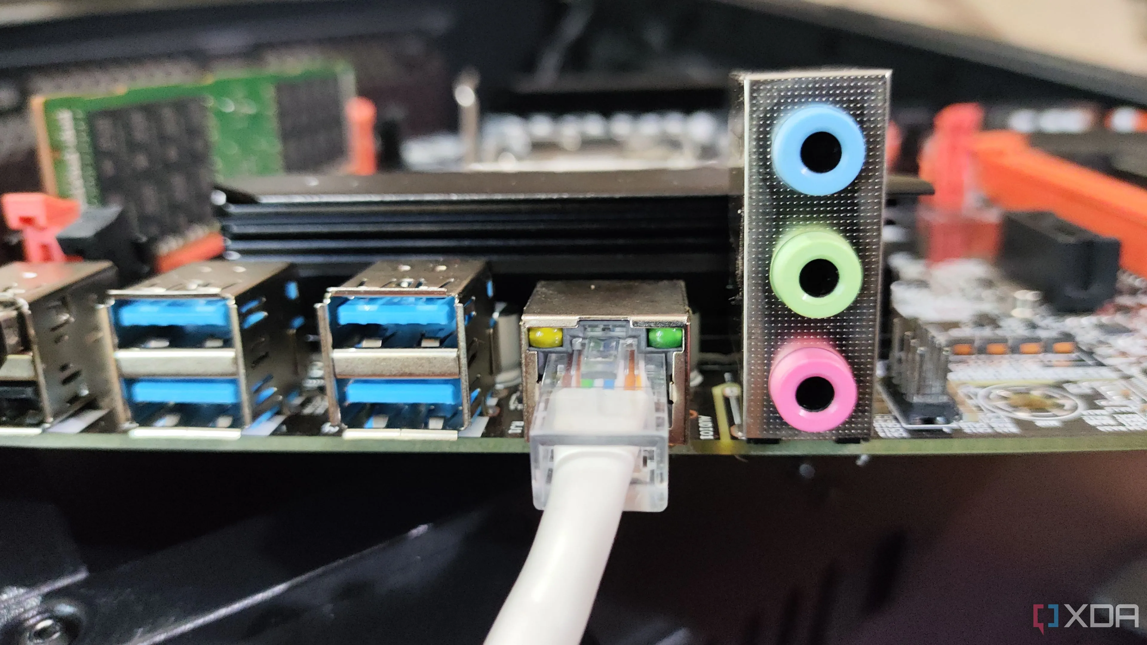 Cáp Ethernet kết nối vào cổng RJ45, tượng trưng cho kết nối mạng ổn định với tường lửa pfSense hoặc OPNsense