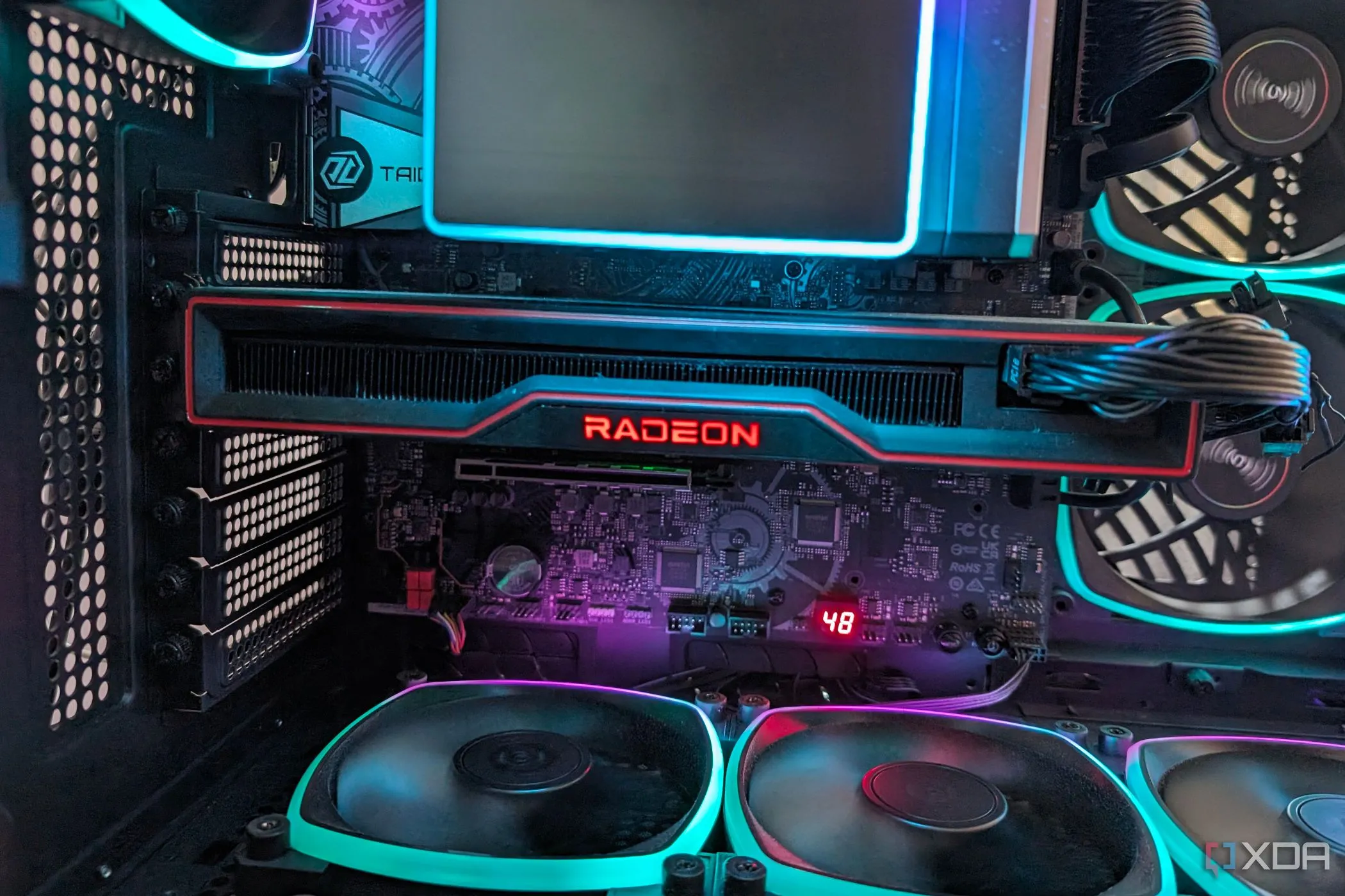 Card đồ họa AMD Radeon RX 6800 với đèn RGB nổi bật trong vỏ máy tính