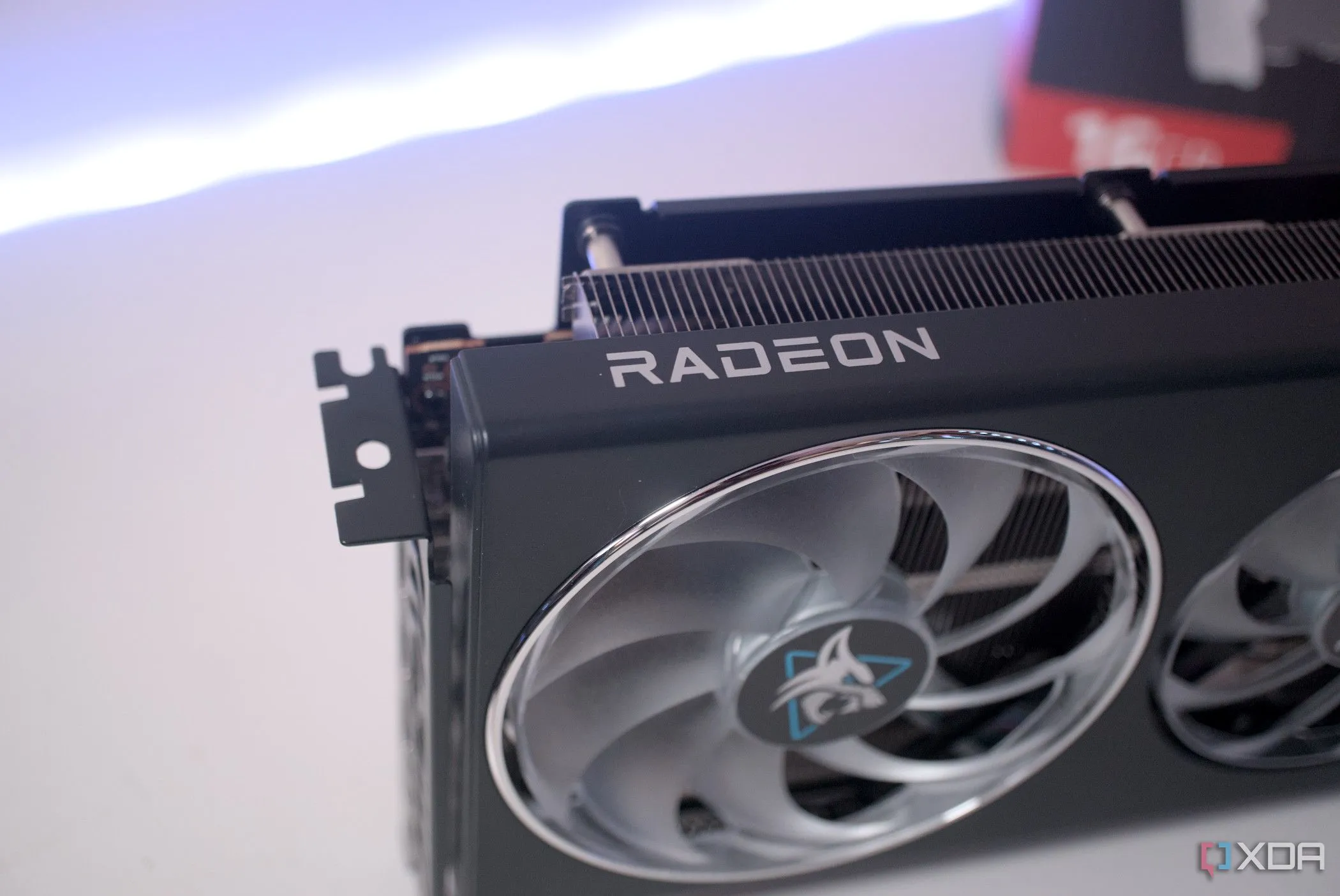 Card đồ họa AMD Radeon RX 7900 GRE, minh họa cho dòng GPU RDNA 4 hỗ trợ FSR 4