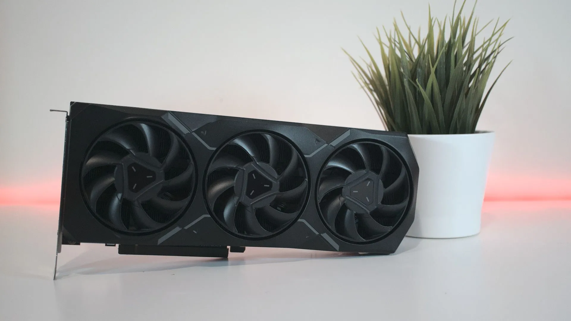 Card đồ họa AMD Radeon RX 7900 XT, biểu tượng của cuộc chiến giá và nguồn cung GPU