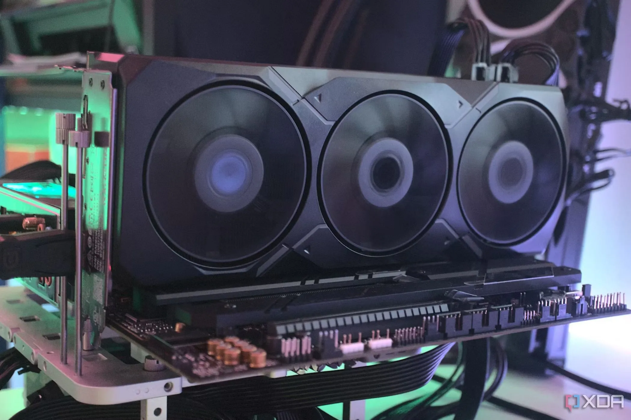 Card đồ họa AMD Radeon RX 7900 XT đang được lắp đặt trên hệ thống test bench