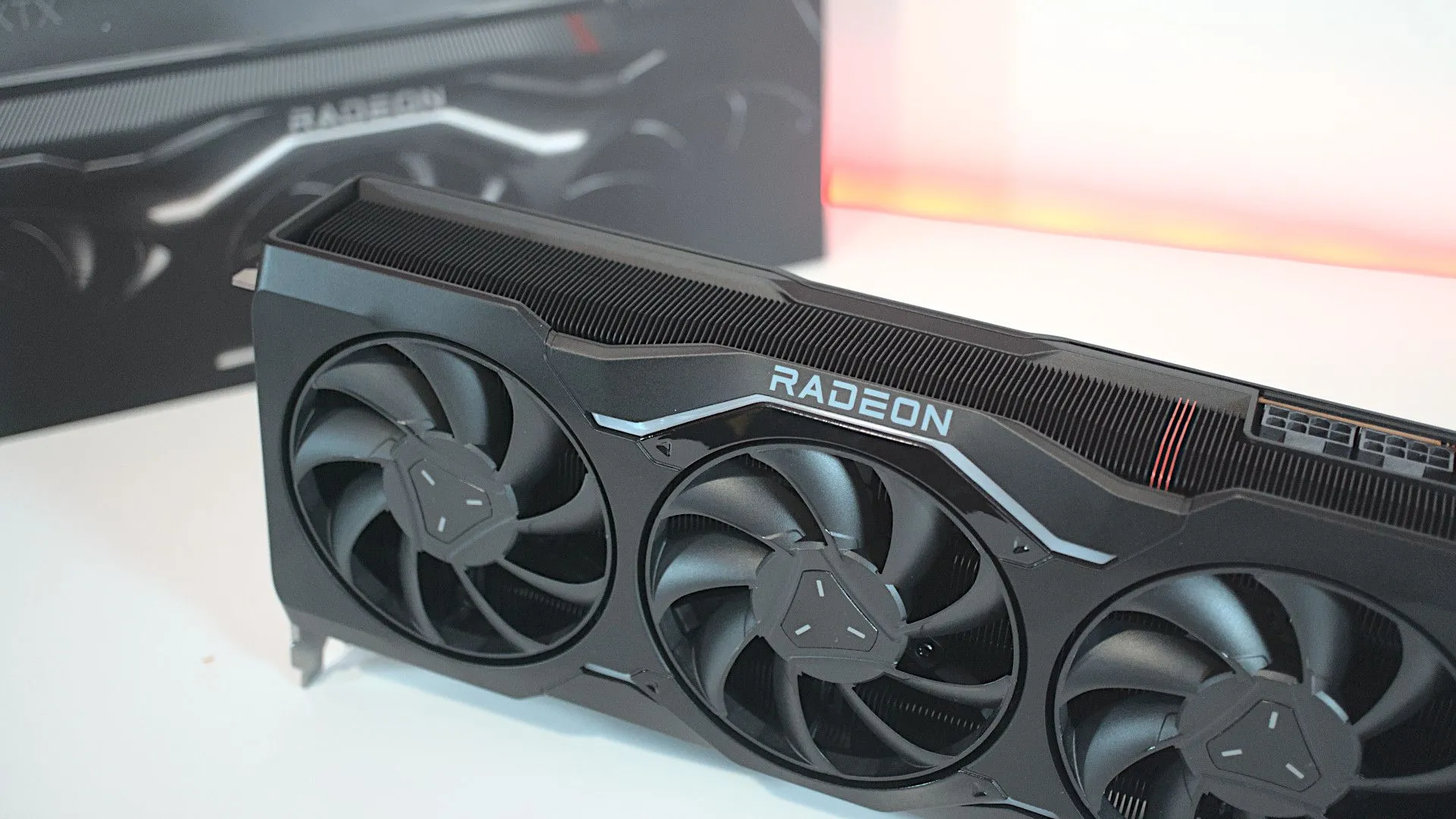 Card đồ họa AMD Radeon RX 7900 XTX, đại diện cho thiết kế GPU tham chiếu của AMD, báo hiệu một kỷ nguyên mới với RDNA 4 và RX 9000 series.