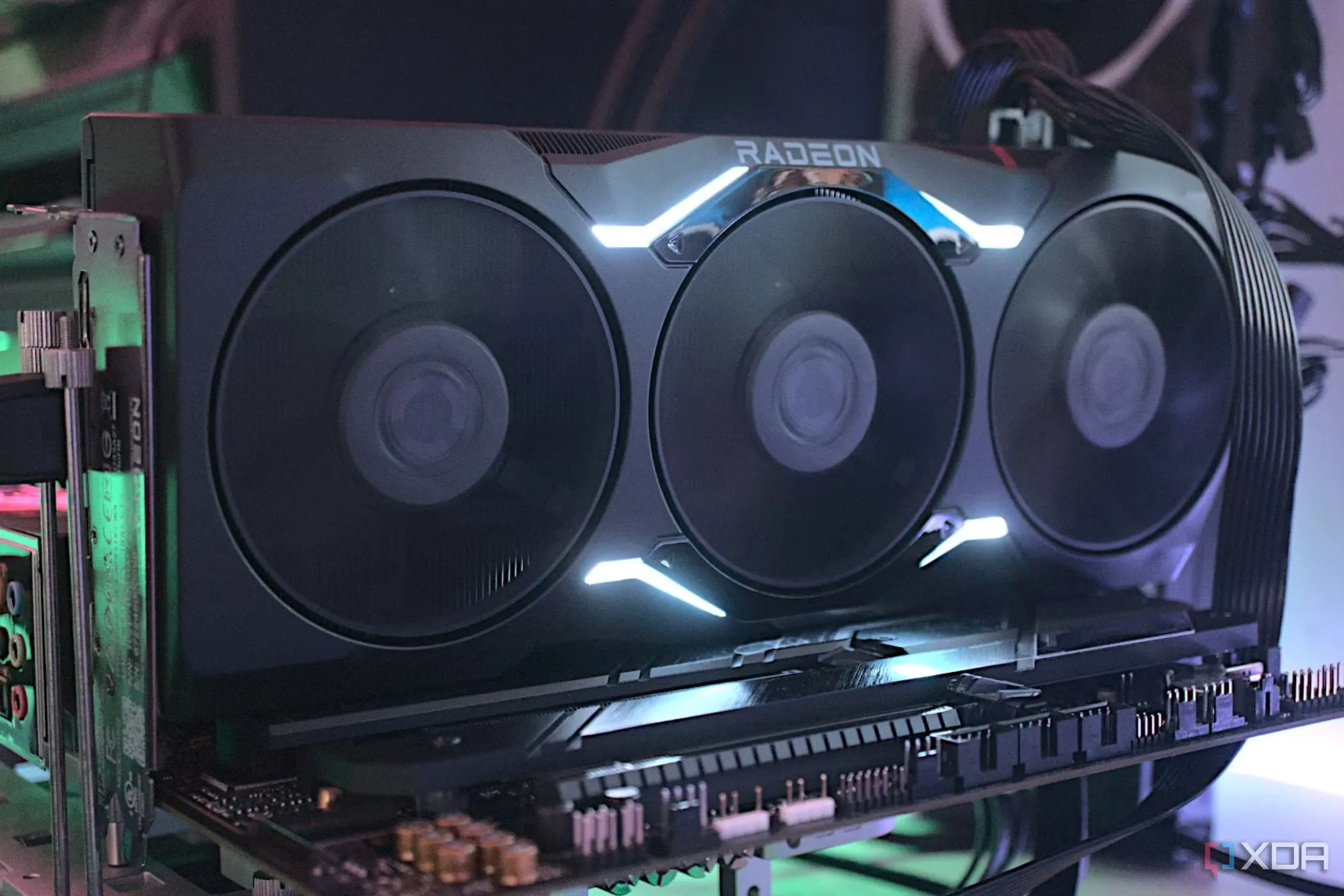 Card đồ họa AMD Radeon RX 7900 XTX mạnh mẽ với thiết kế tản nhiệt hiệu quả
