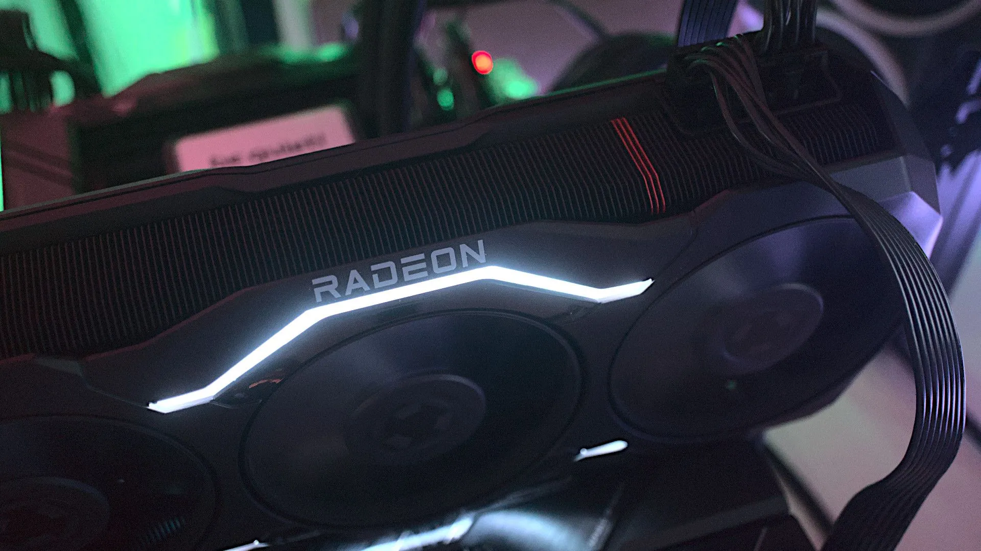 card đồ họa AMD Radeon RX 7900 XTX thiết kế tham chiếu