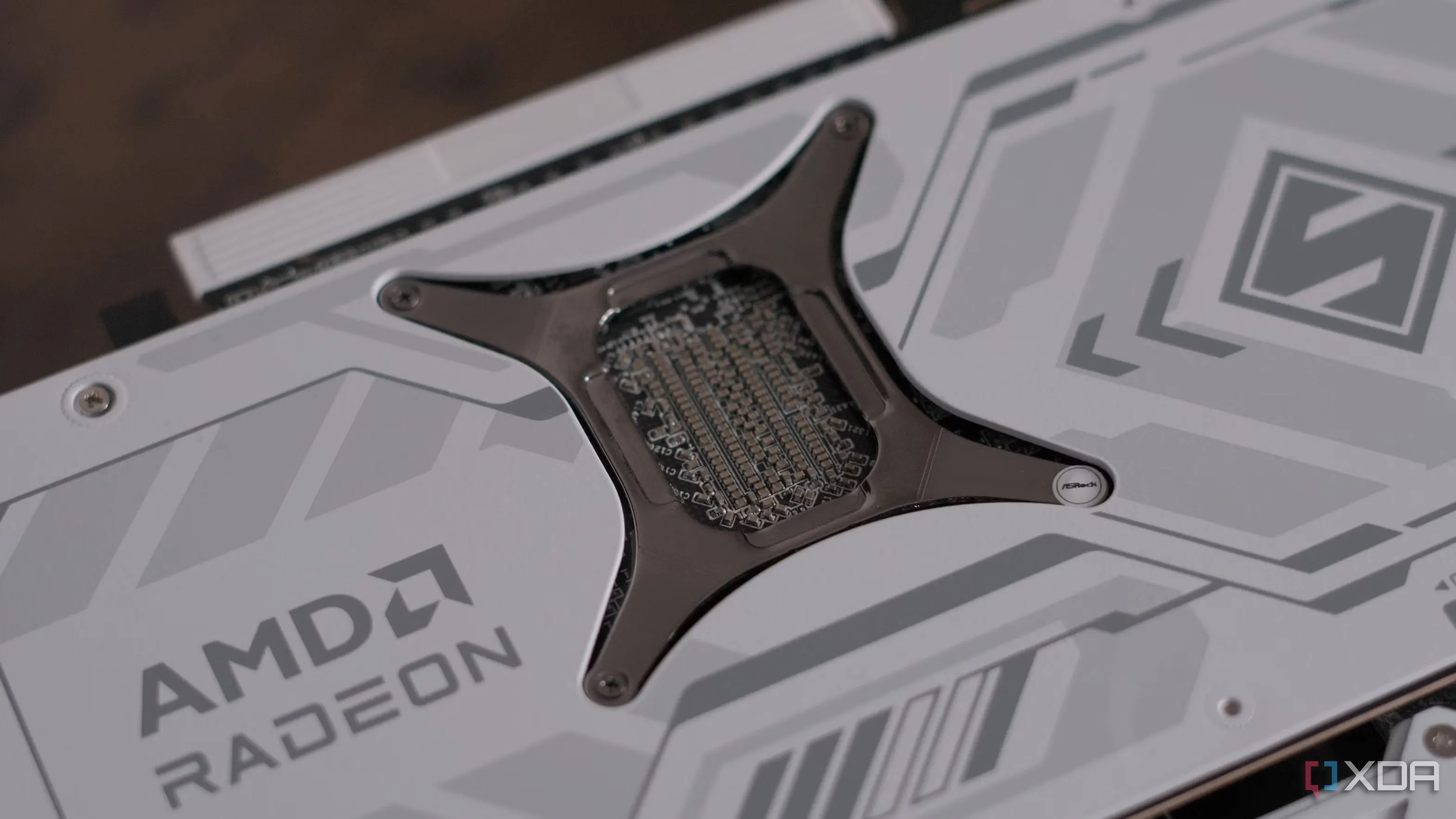 Card đồ họa AMD Radeon RX 9070 Steel Legend, minh họa cho sức mạnh công nghệ GPU và FSR 4 của AMD