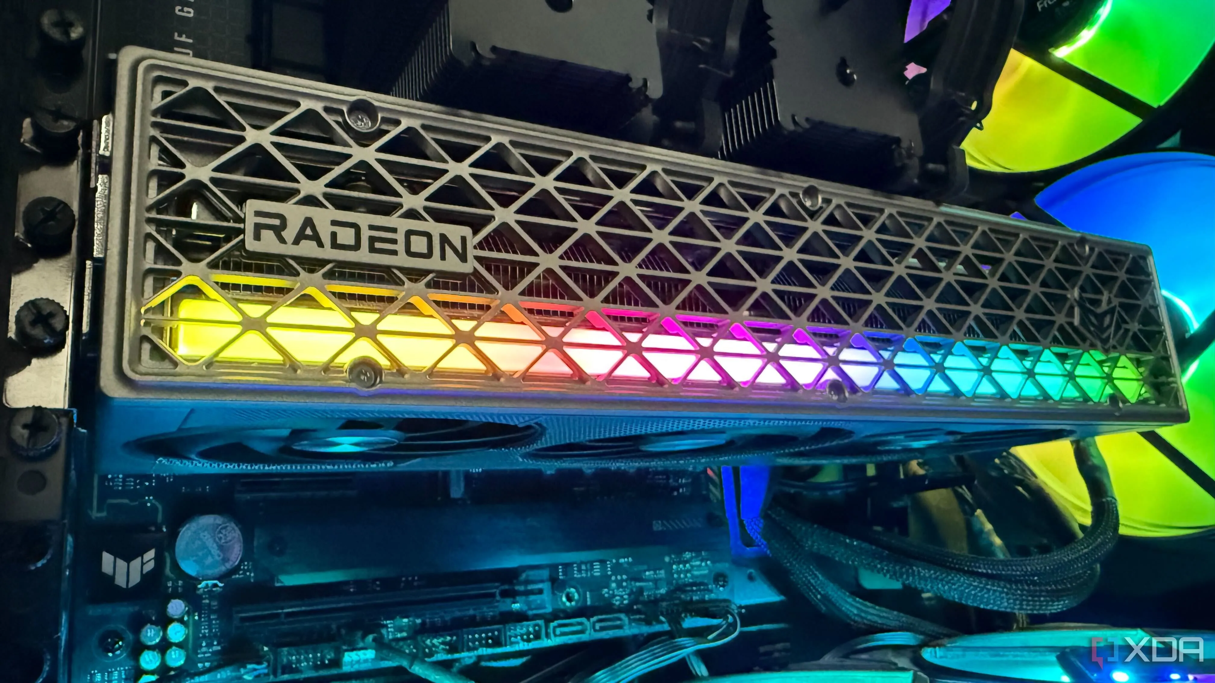 Card đồ họa AMD Radeon RX 9070 XT Sapphire Nitro Plus được lắp trong máy tính chơi game