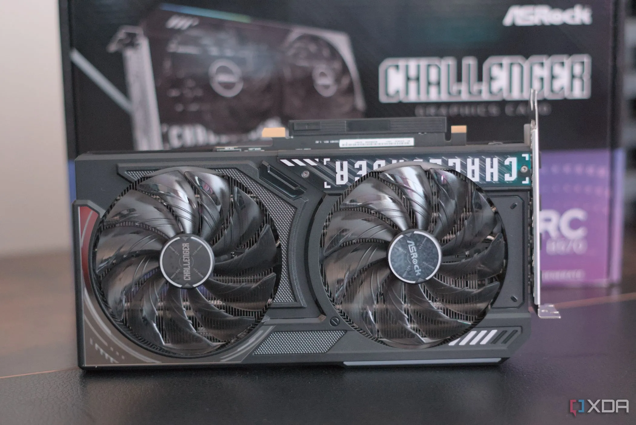 Card đồ họa ASRock Arc B570 Challenger với thiết kế quạt tản nhiệt kép, mang lại hiệu năng gaming 1440p mượt mà với mức giá phải chăng