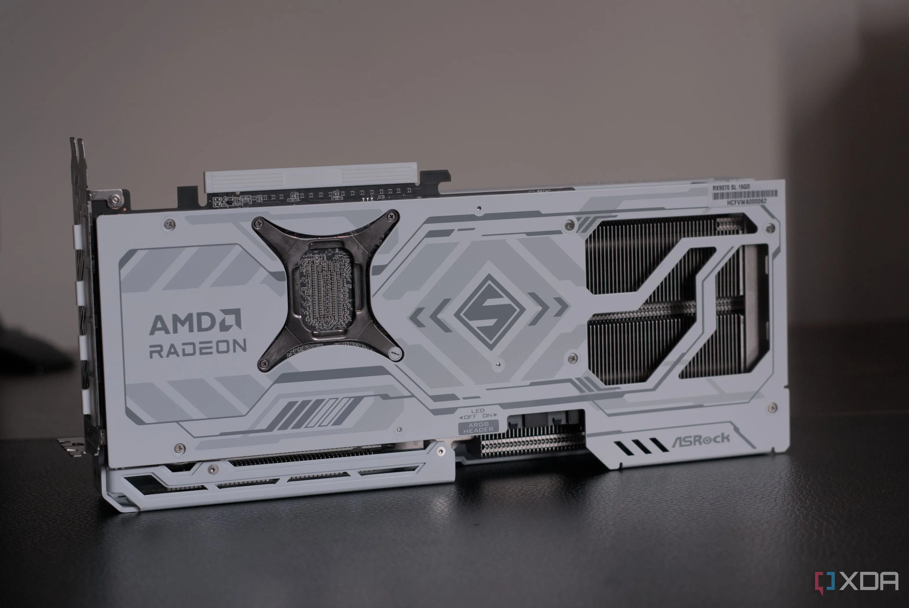 Card đồ họa ASRock Radeon RX 9070 Steel Legend, minh họa cho sức mạnh cạnh tranh của AMD trong thị trường chip di động và AI PC.