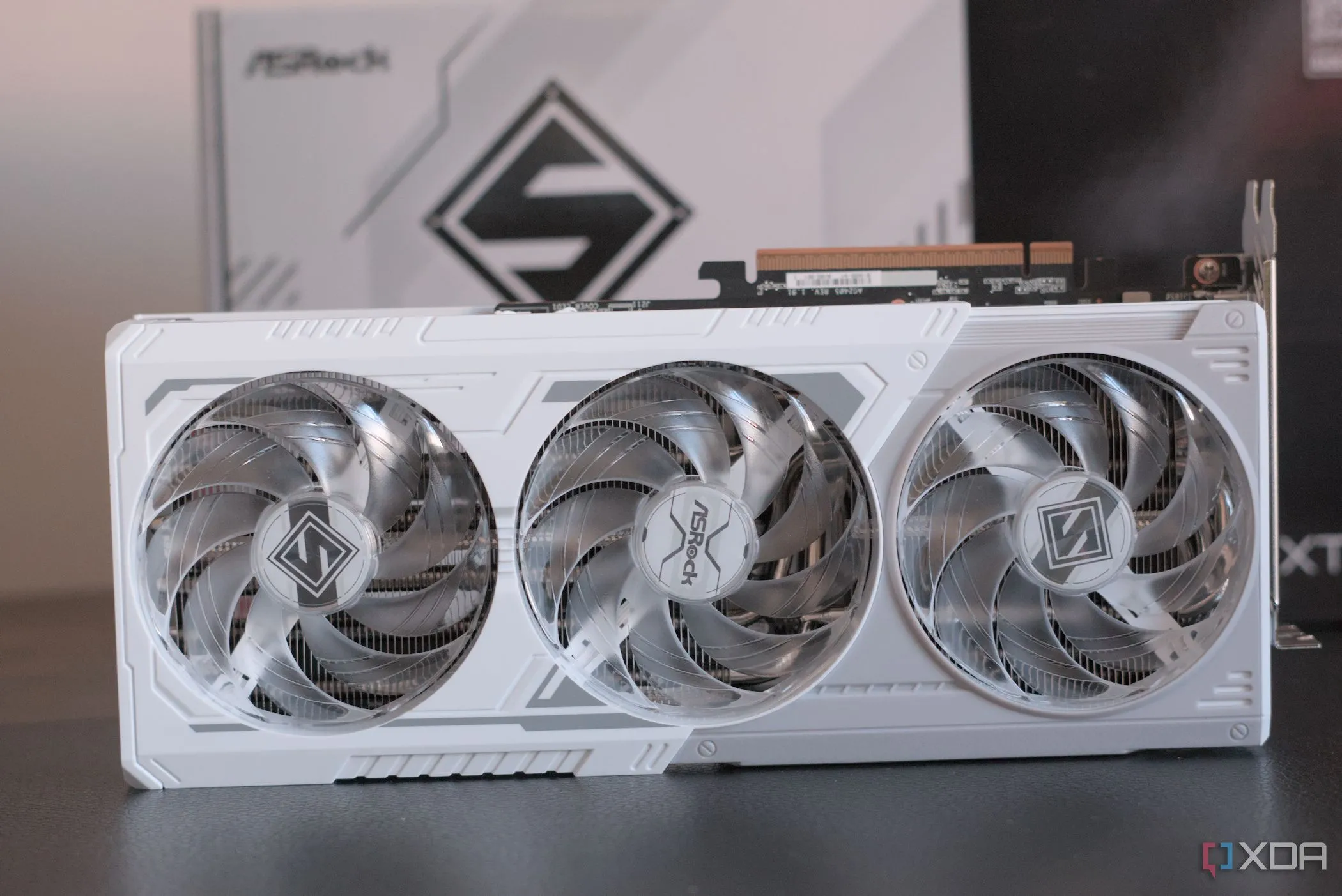 Card đồ họa ASRock Radeon RX 9070 XT Steel Legend đặt trước hộp, đối thủ của Nvidia RTX 50 series.