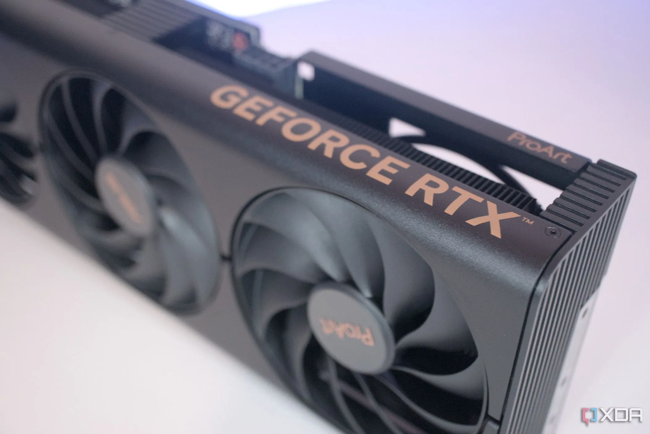 Card đồ họa Asus ProArt GeForce RTX 4060 Ti cận cảnh logo và thiết kế chuyên nghiệp