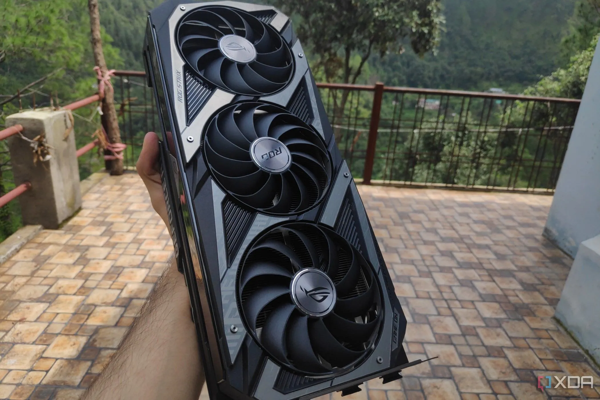 Card đồ họa Asus ROG Strix RTX 3080 Ti với ba quạt tản nhiệt, minh họa cho cách đặt tên sản phẩm GPU phức tạp hiện nay
