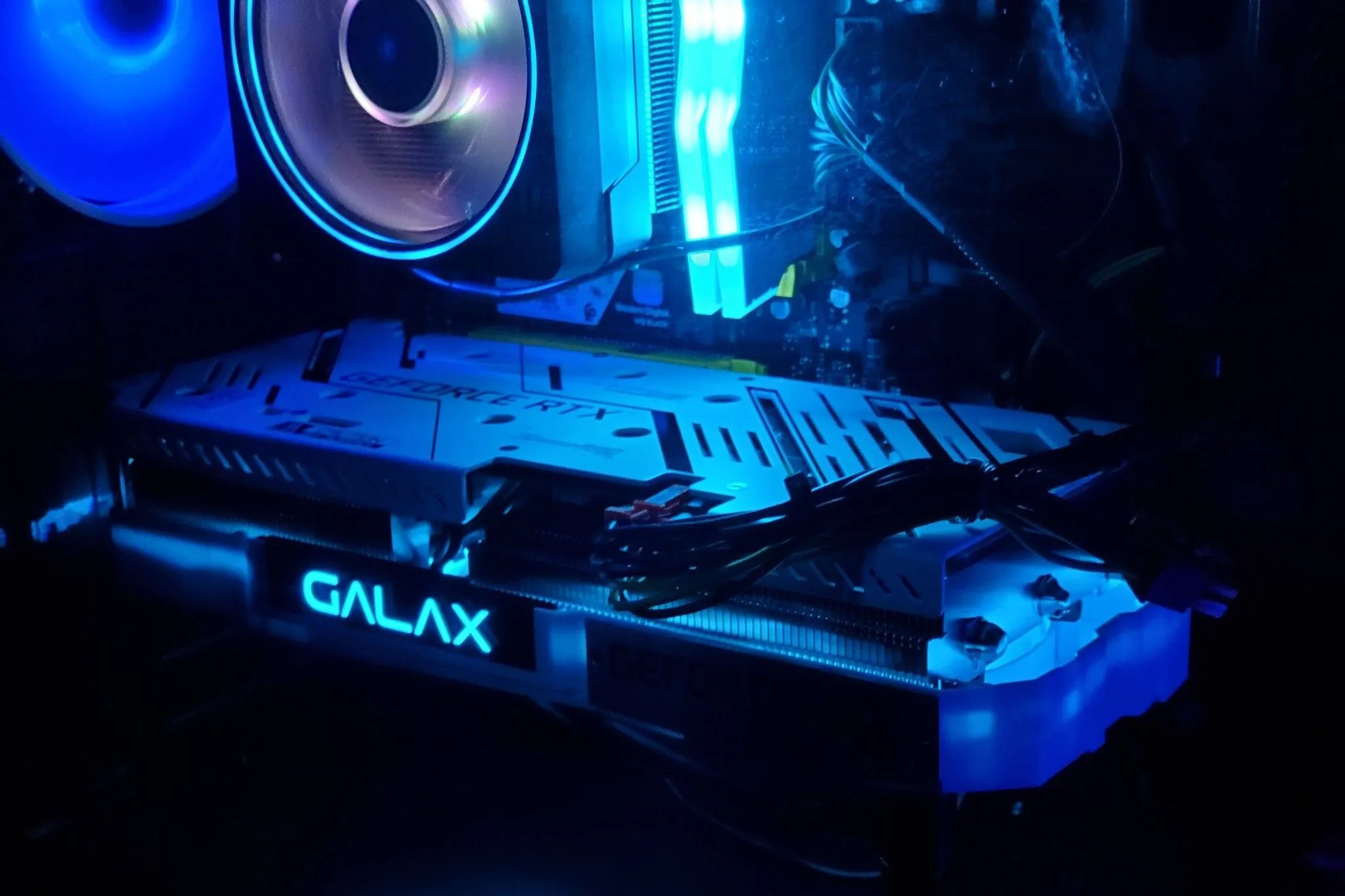 Card đồ họa Galax RTX 3060 Ti được lắp bên trong một bộ máy tính chơi game, nhấn mạnh thiết kế quạt kép.
