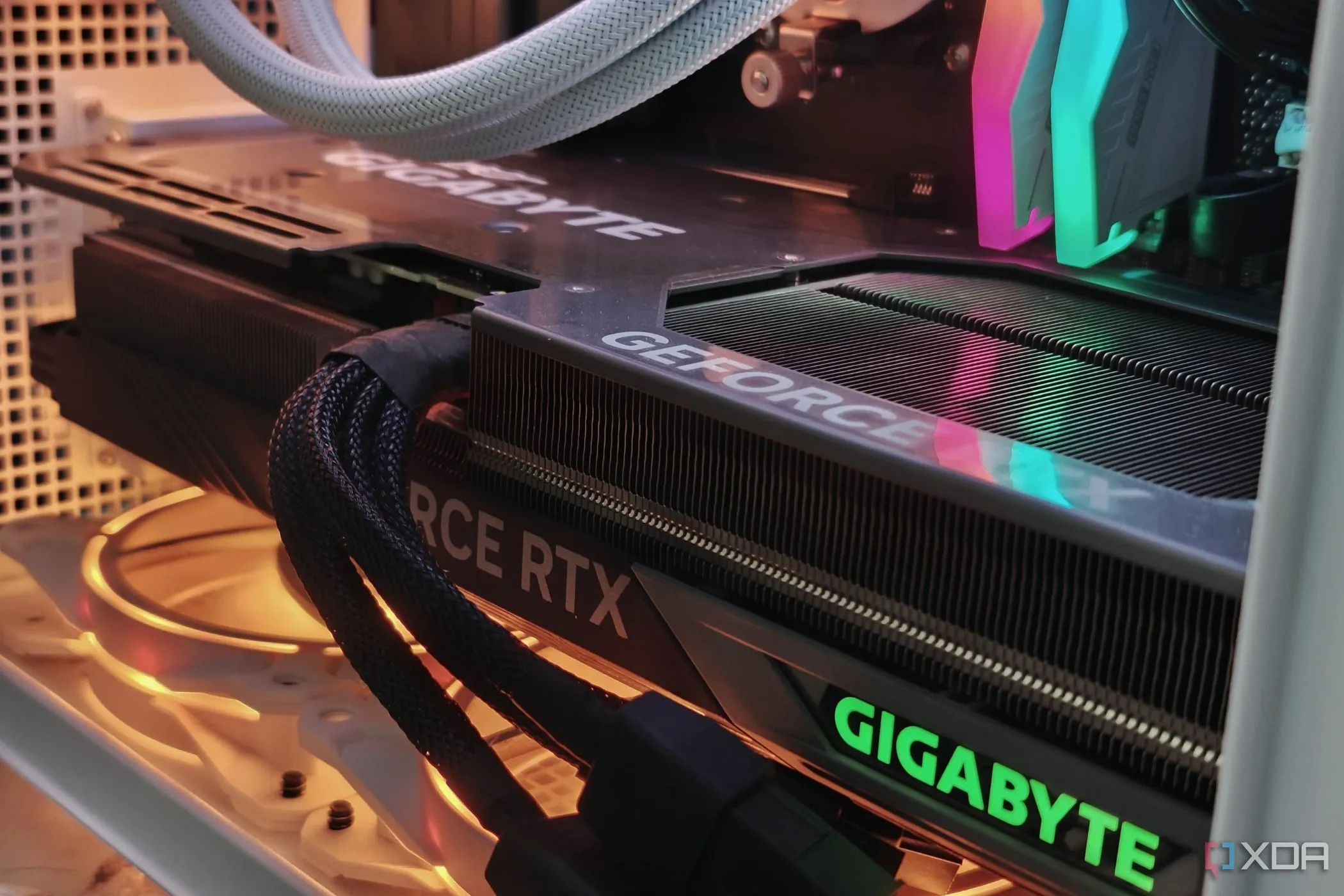 Card đồ họa Gigabyte GeForce RTX 4070 Ti Gaming OC với đèn RGB nổi bật trong dàn PC gaming
