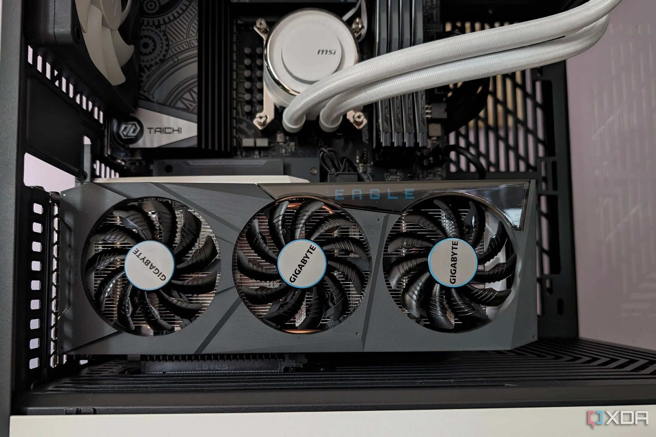 Card đồ họa Gigabyte RX 6600, minh họa cho việc cần gỡ driver GPU sạch bằng DDU trước khi cài driver mới
