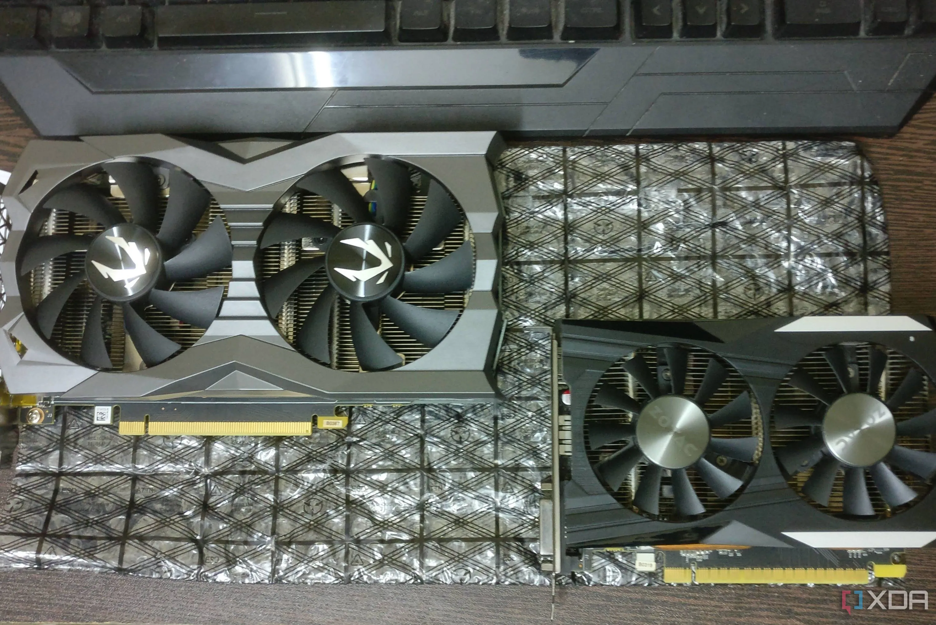 Card đồ họa GTX 1660 Ti và GTX 1050 Ti đặt trên bàn làm việc