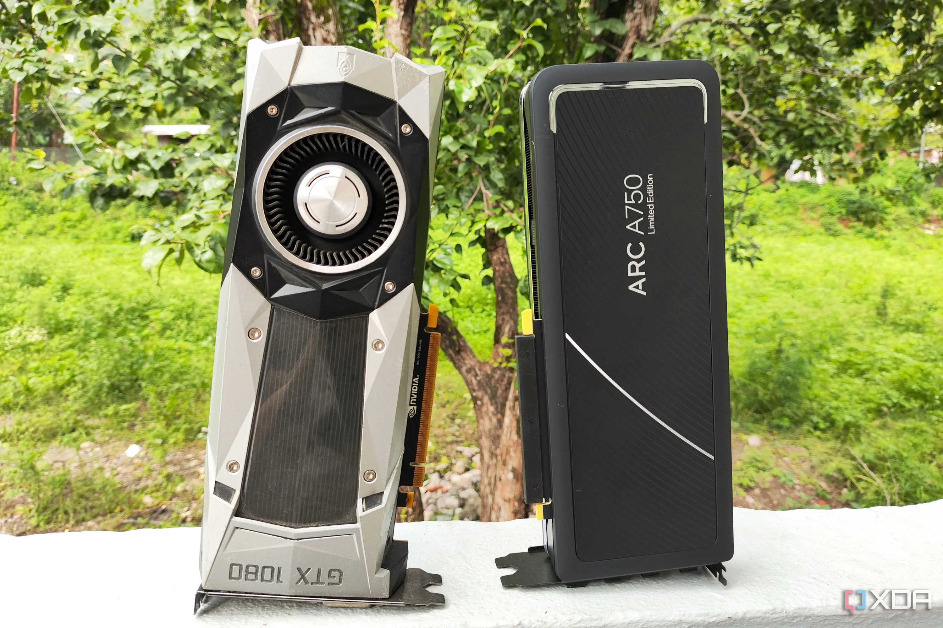 Card đồ họa Intel Arc A750 và GTX 1080 FE