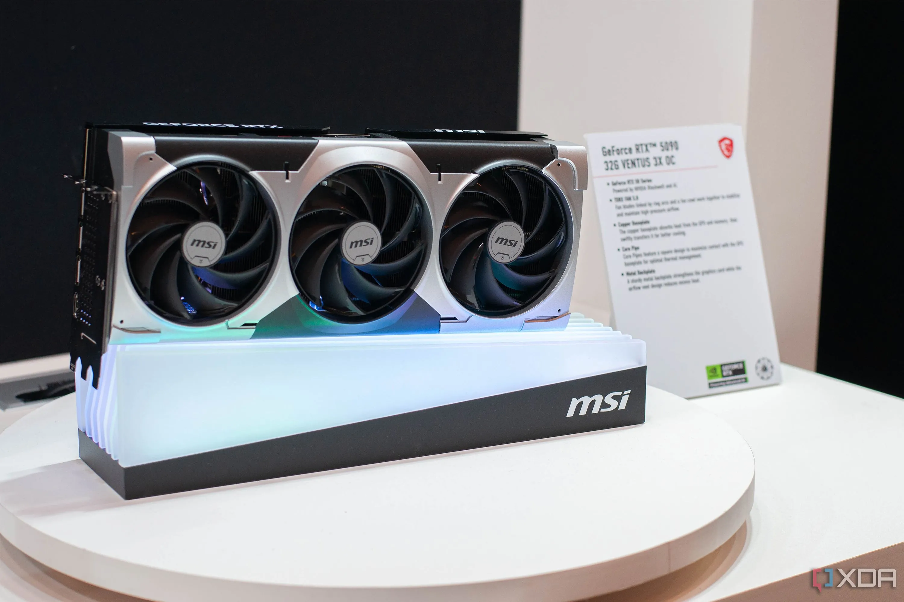 Card đồ họa MSI RTX 5090 trên bàn tại CES 2025