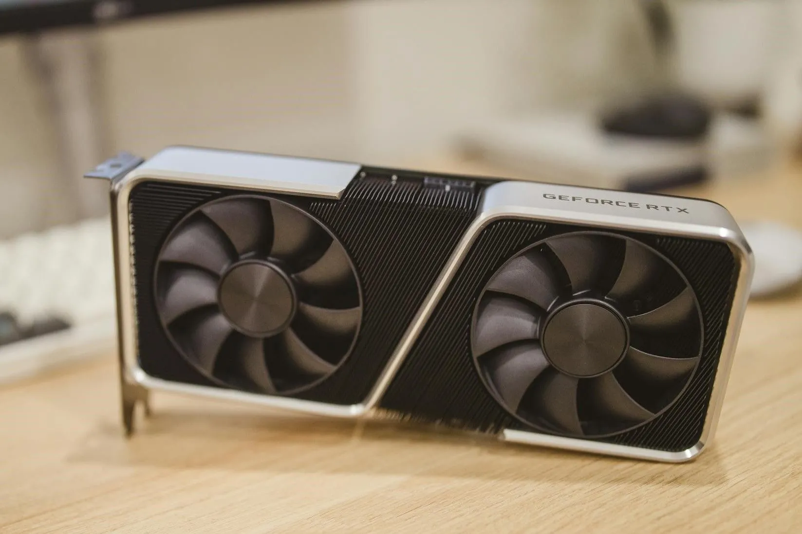Card đồ họa Nvidia GeForce RTX 3060 Ti Founders Edition trên bàn làm việc.
