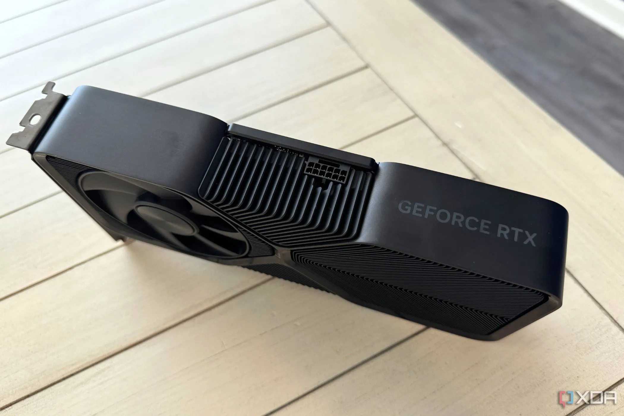 Card đồ họa NVIDIA GeForce RTX 4070 Super Founders Edition đặt trên bàn