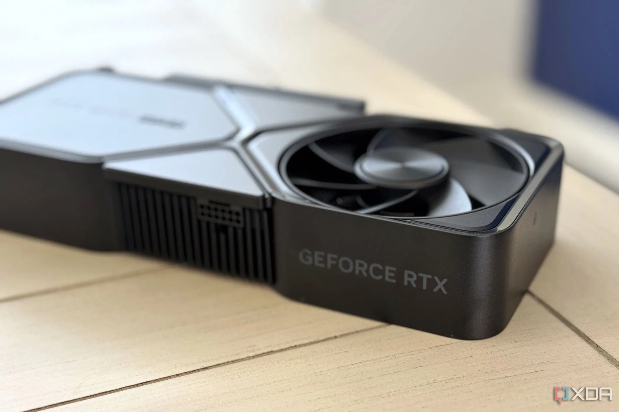 Card đồ họa Nvidia GeForce RTX 4070 Super Founders Edition nhìn từ góc, đại diện cho công nghệ GPU Nvidia.