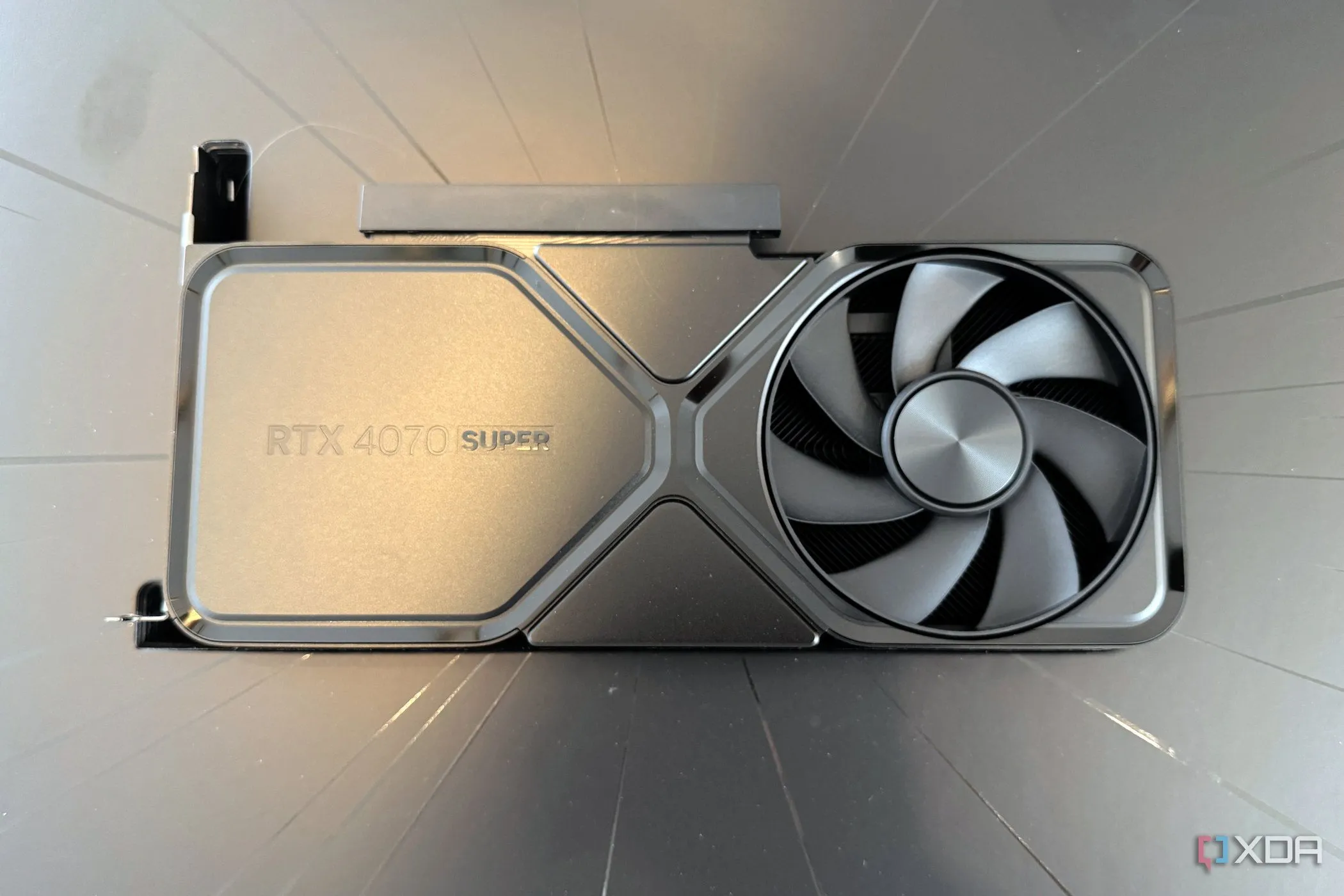 Card đồ họa NVIDIA GeForce RTX 4070 SUPER Founders Edition trong hộp đựng NVIDIA
