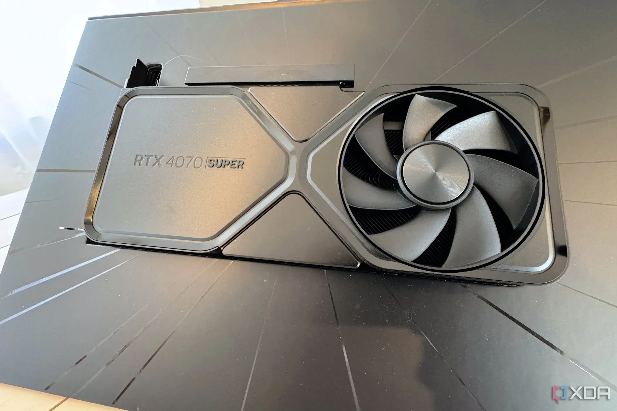 Card đồ họa Nvidia GeForce RTX 4070 Super Founders Edition trong hộp, một nỗ lực làm mới dòng RTX 40