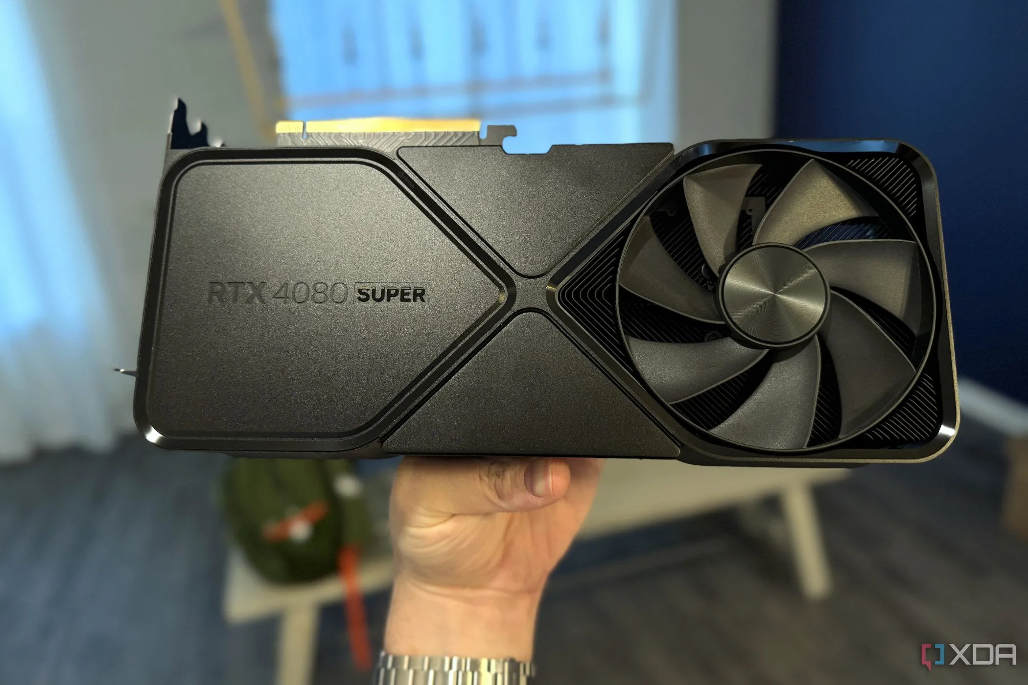 Card đồ họa Nvidia GeForce RTX 4080 Super FE cầm trên tay, biểu tượng sức mạnh gaming