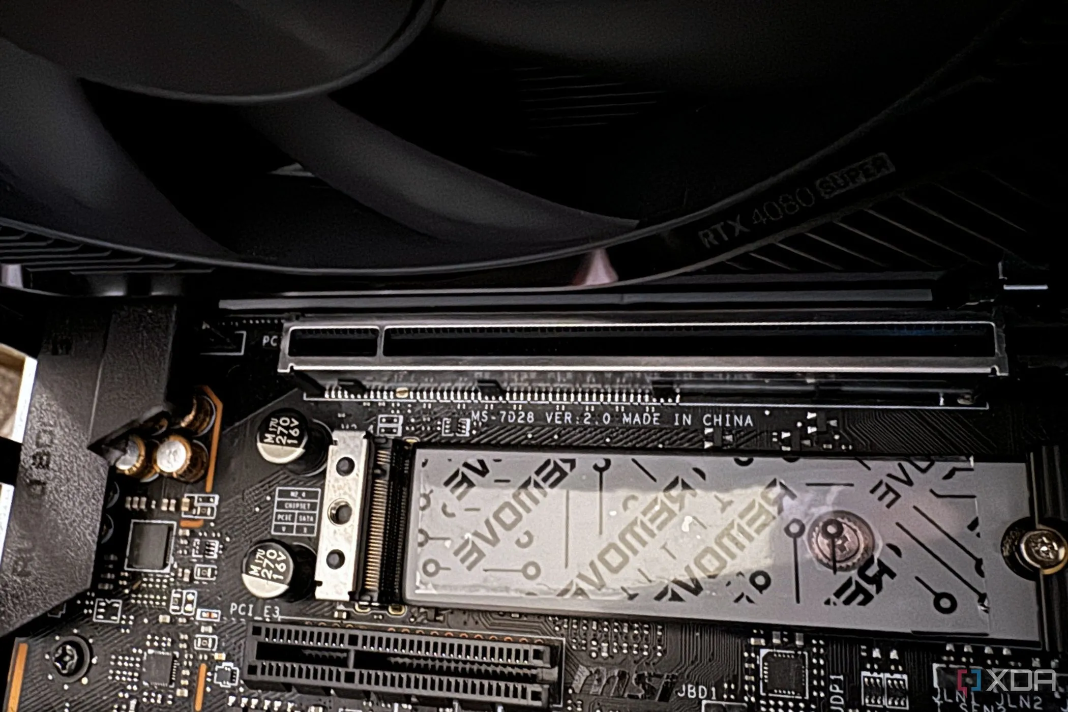 Card đồ họa NVIDIA GeForce RTX 4080 SUPER FE chiếm dụng các khe PCIe trên bo mạch chủ