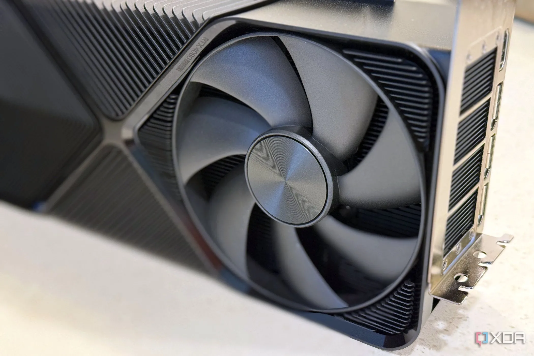 Card đồ họa Nvidia GeForce RTX 4080 Super FE với quạt tản nhiệt hiệu suất cao