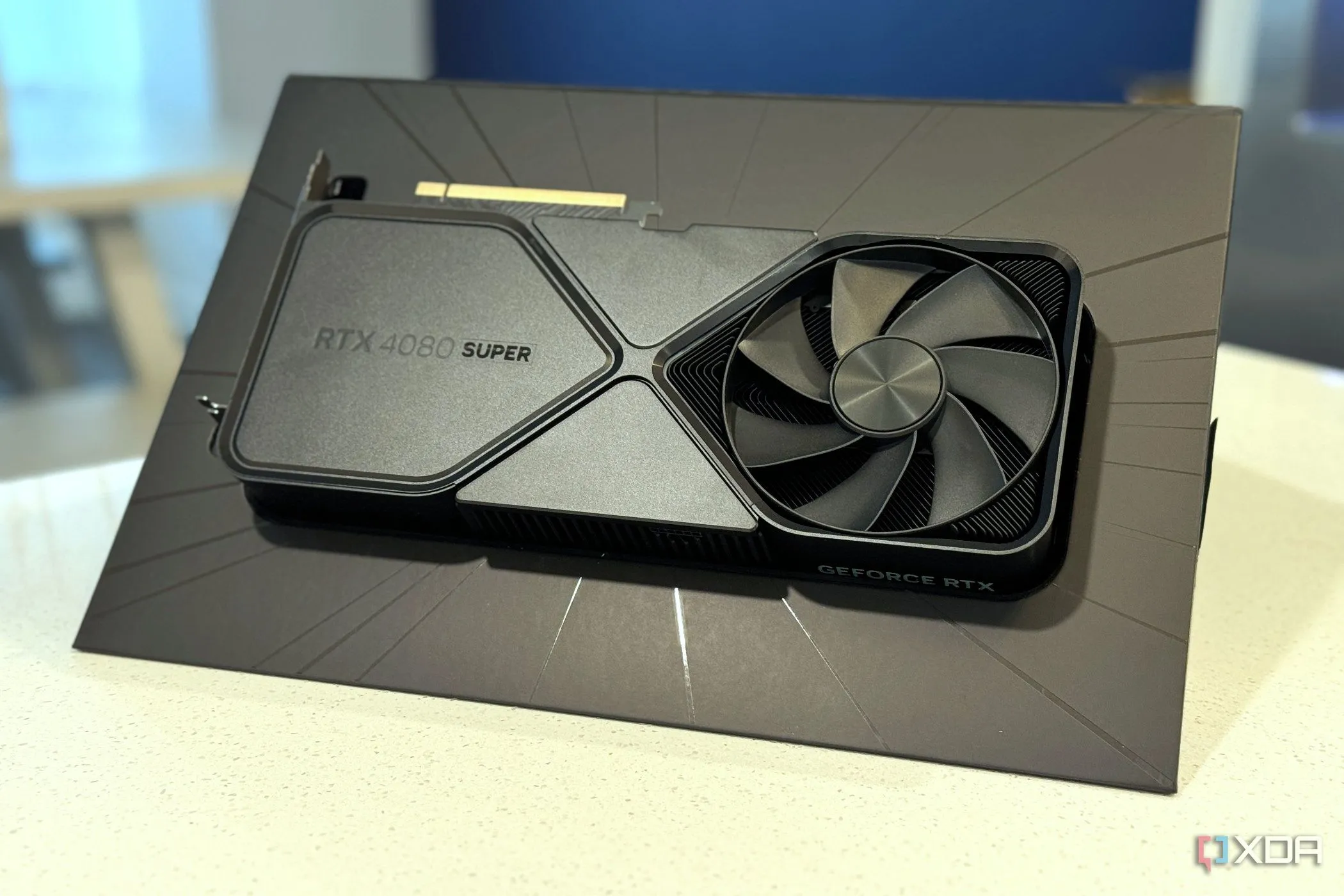 Card đồ họa Nvidia GeForce RTX 4080 Super Founders Edition trong hộp sản phẩm, đại diện cho phân khúc GPU cao cấp với dung lượng VRAM cần được cân nhắc.