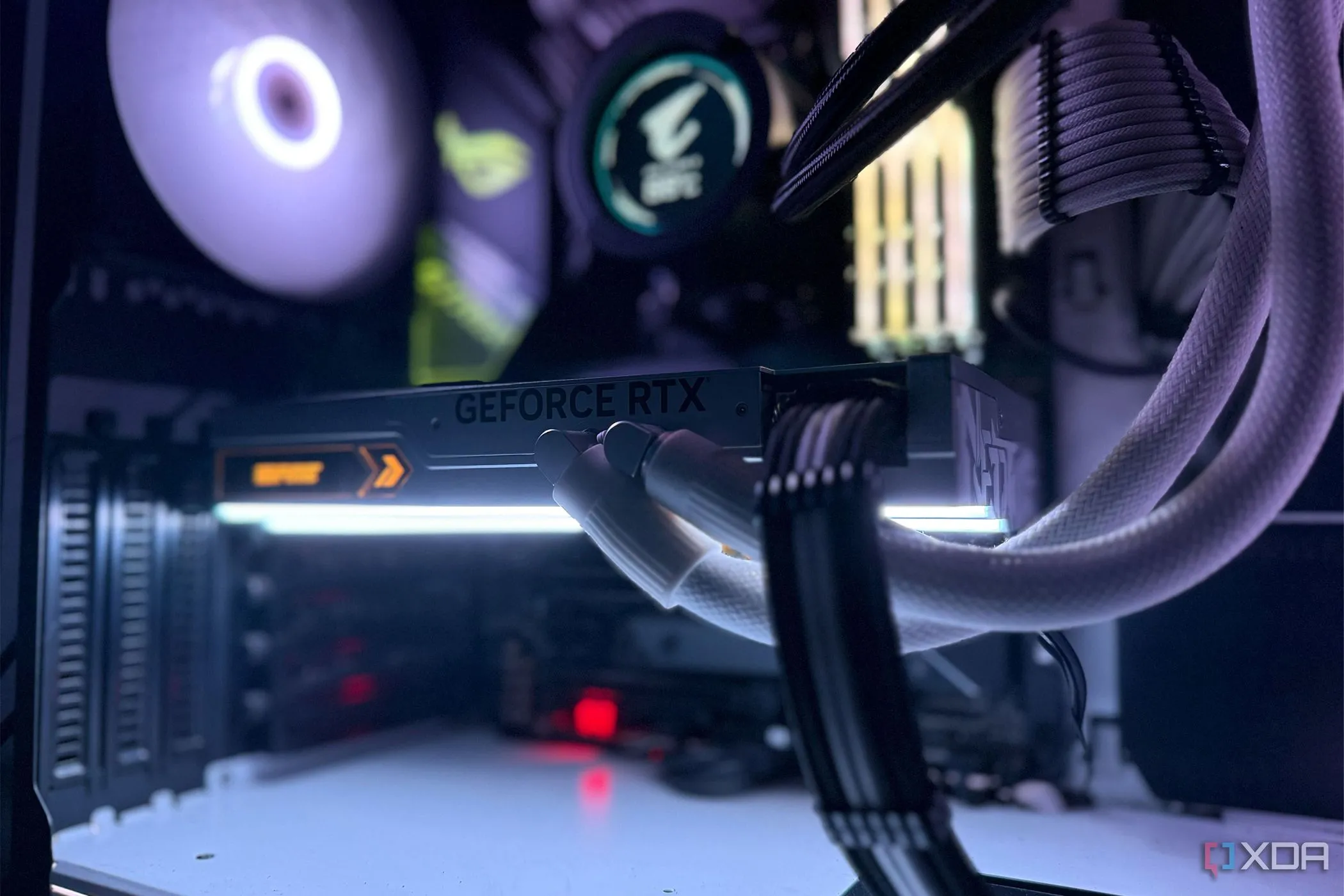 Card đồ họa NVIDIA GeForce RTX 4090 bên trong PC chơi game, nơi công nghệ Resizable BAR phát huy tối đa hiệu quả.