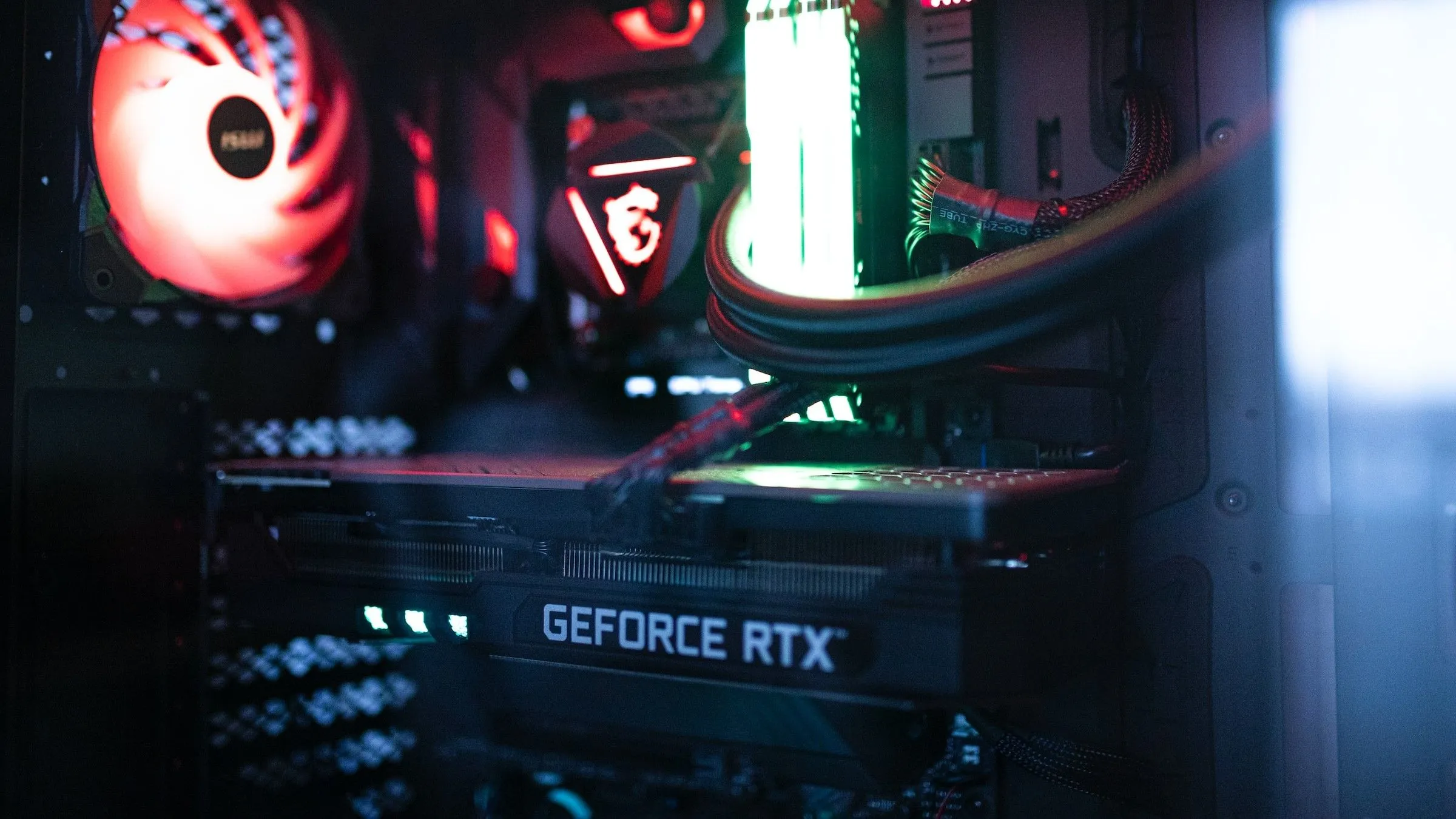 Card đồ họa Nvidia GeForce RTX được lắp đặt trong máy tính chơi game, thể hiện công nghệ Ray Tracing mới