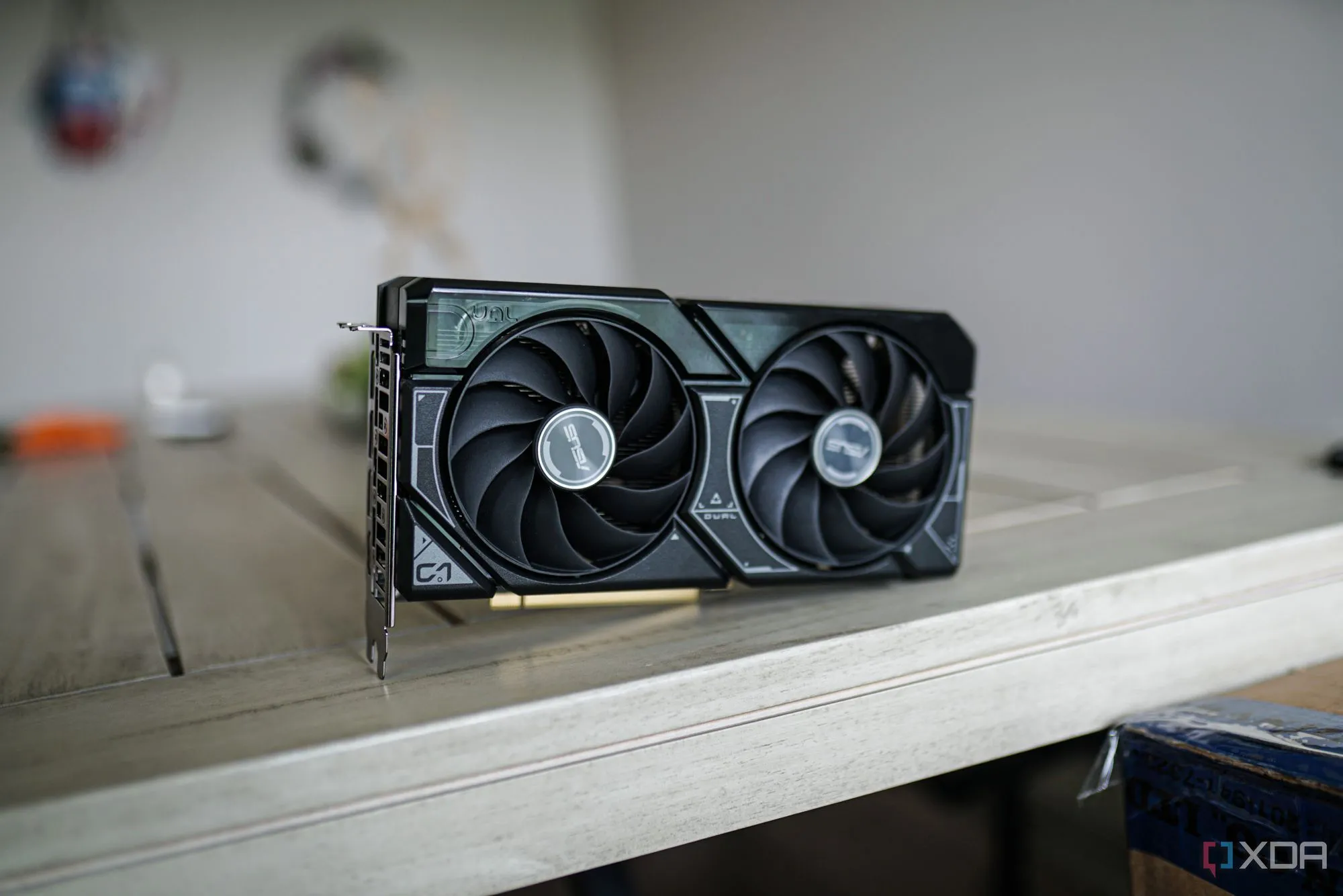 Card đồ họa Nvidia RTX 4060 từ góc nhìn trên cao, hiển thị các quạt làm mát và tản nhiệt.