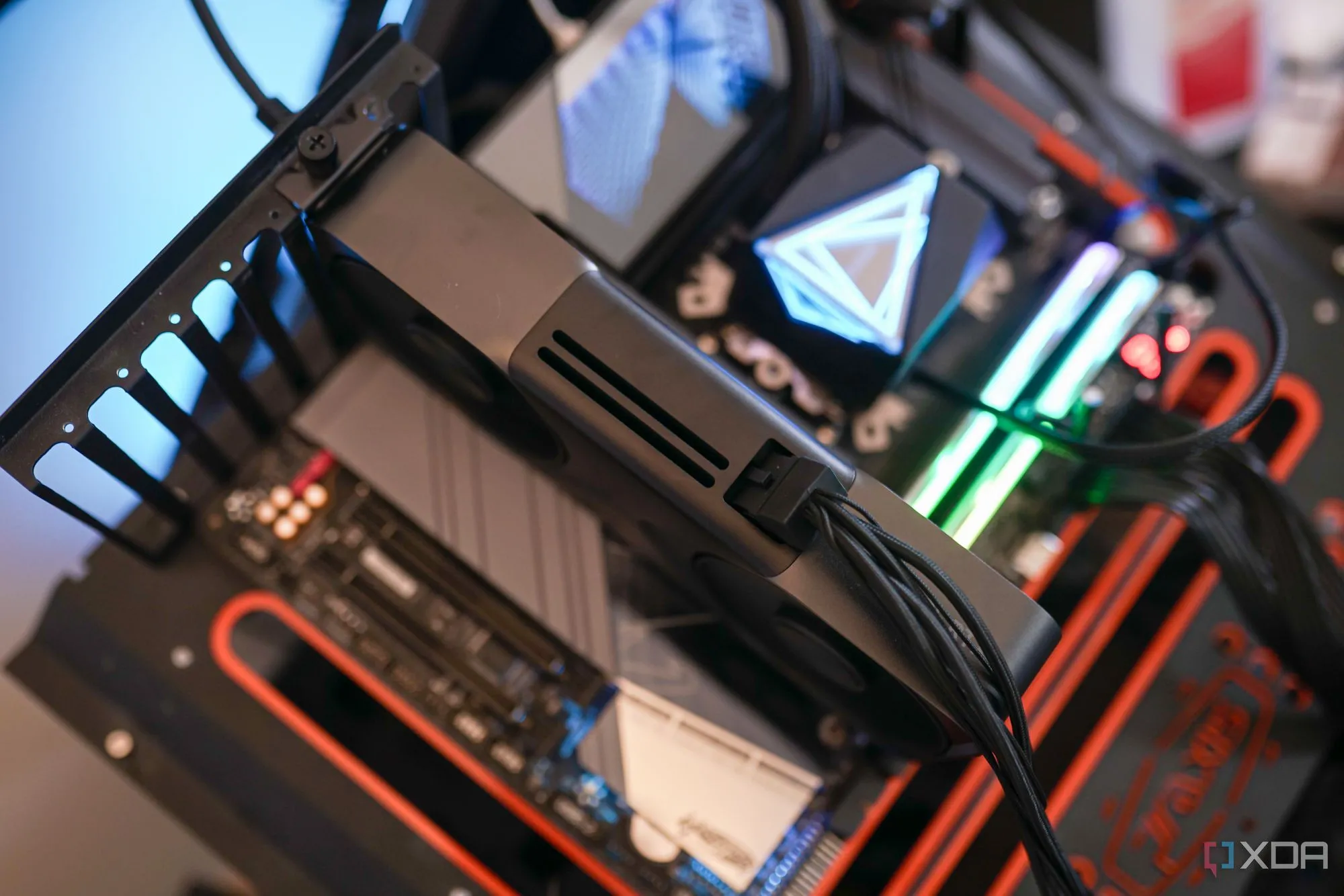 Card đồ họa Nvidia RTX 5070 được lắp trên test bench, thể hiện thiết kế của GPU.