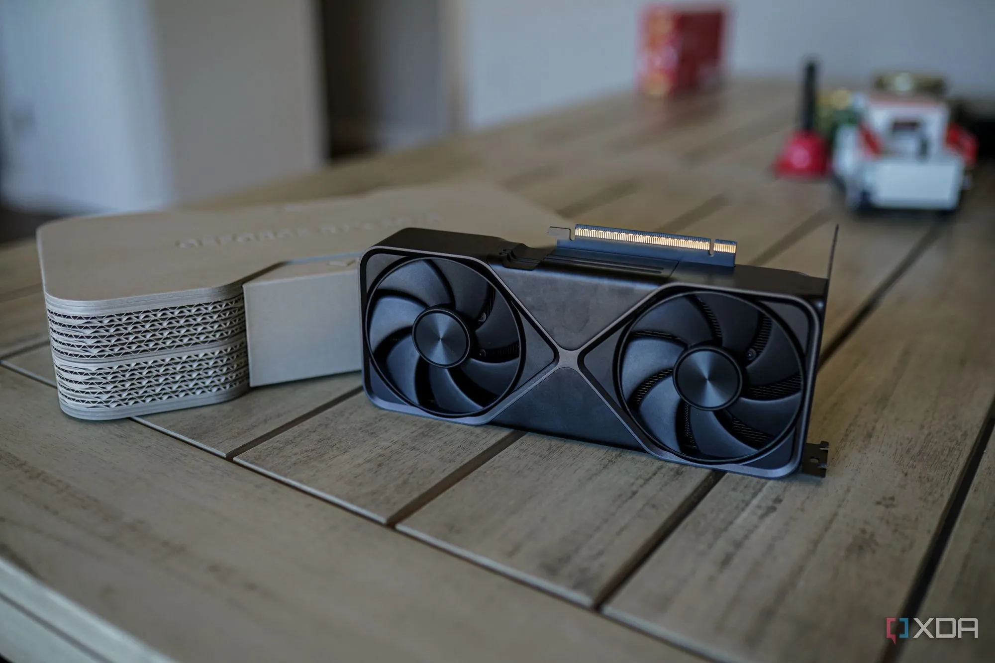 Card đồ họa Nvidia RTX 5070 trên bàn với quạt tản nhiệt hướng ra ngoài