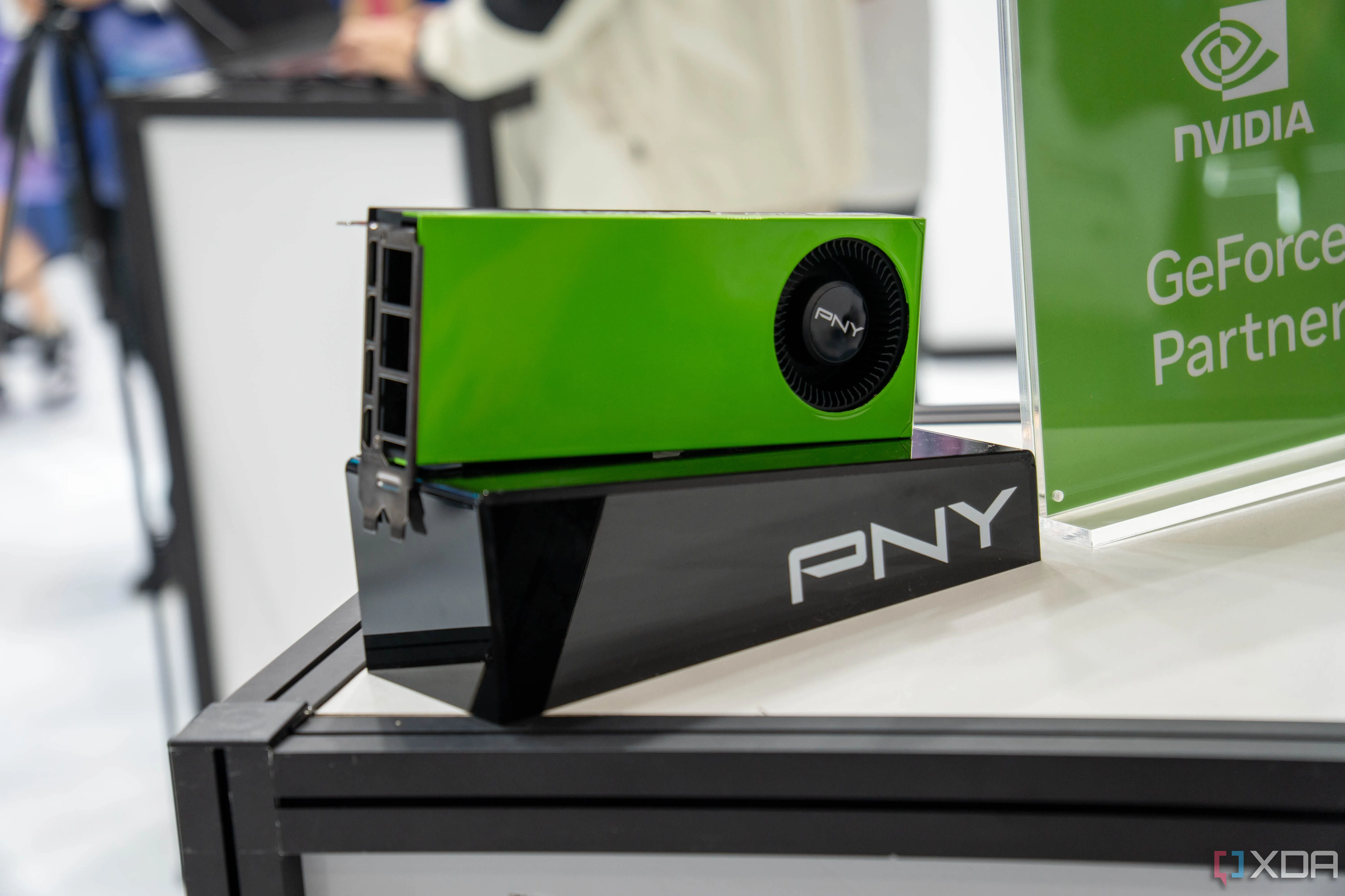 Card đồ họa PNY GeForce RTX, minh họa cho các mẫu GPU đang được kiểm tra ROP chặt chẽ trước khi đến tay người dùng.