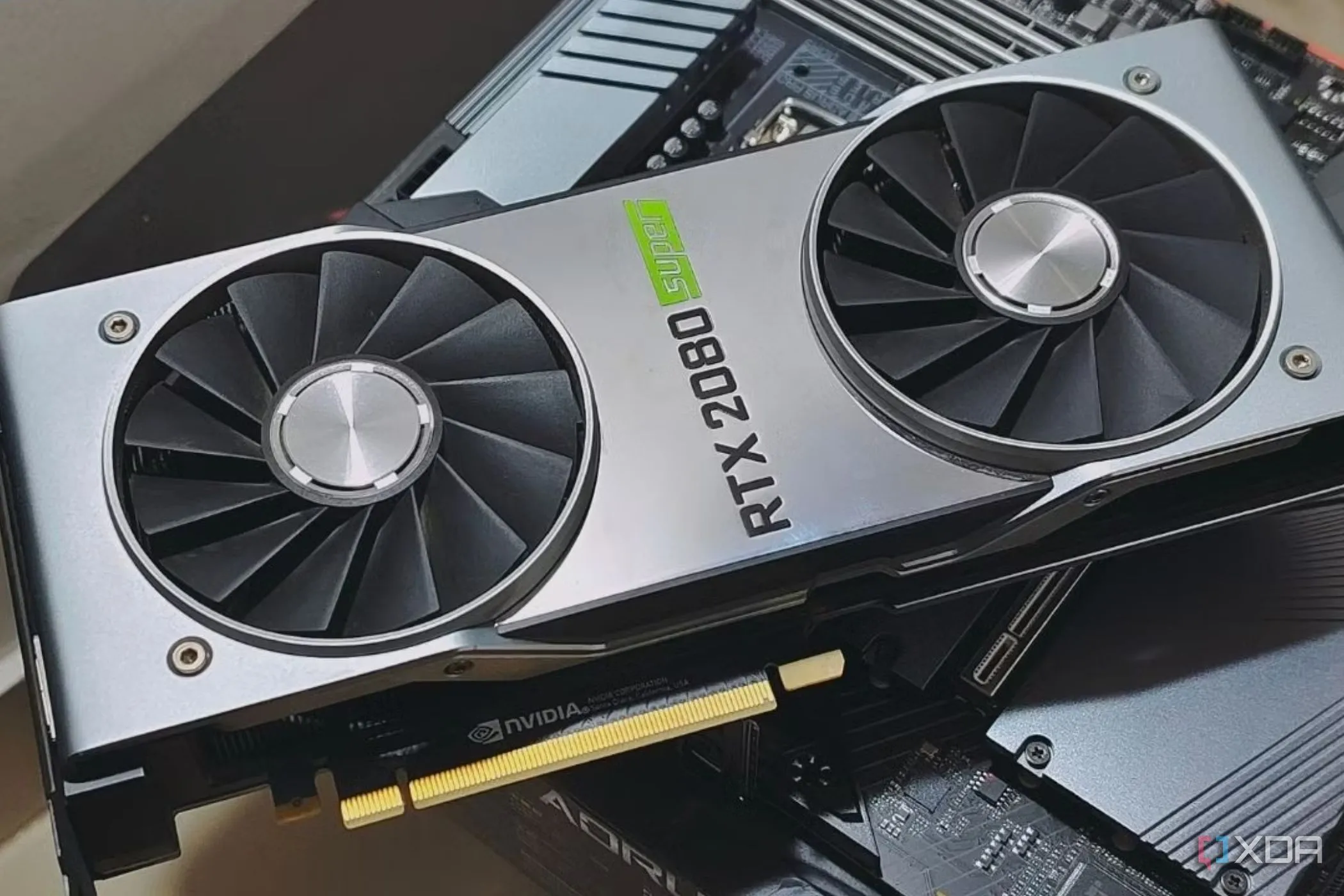 Card đồ họa RTX 2080 Super gắn trên bo mạch chủ, đại diện cho thế hệ GPU đã cũ với VRAM 8GB, nhấn mạnh tầm quan trọng của dung lượng bộ nhớ đồ họa trong các tựa game hiện đại.