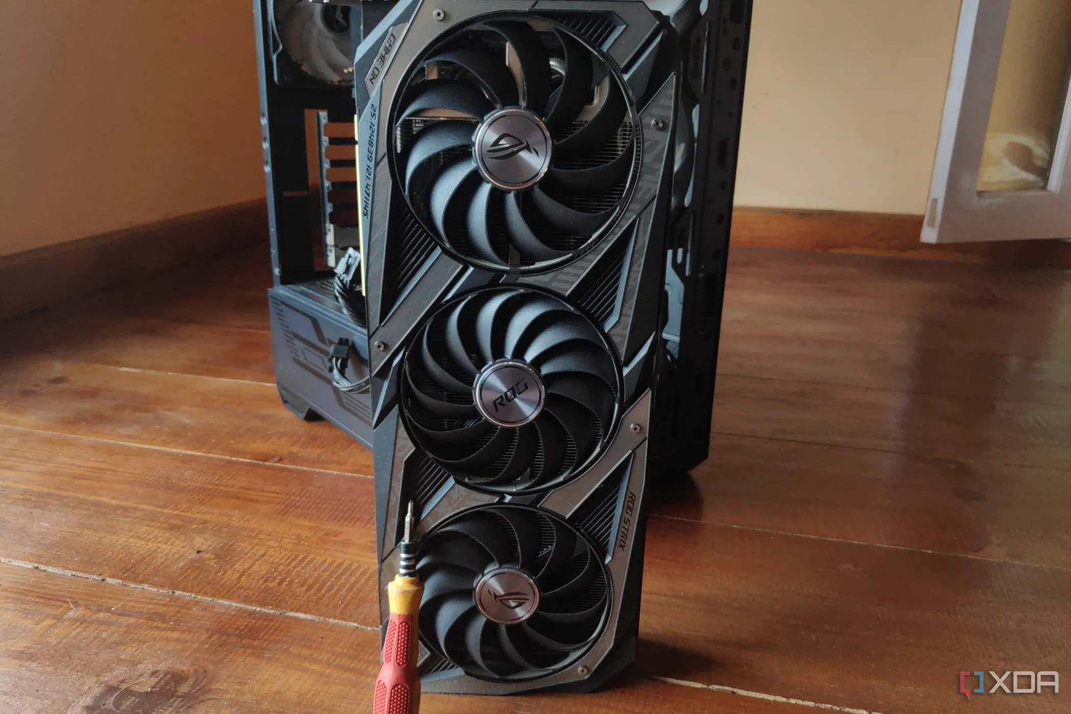 Card đồ họa RTX 3080 Ti và công cụ bảo trì PC, tượng trưng cho việc chăm sóc hệ thống để duy trì hiệu suất.