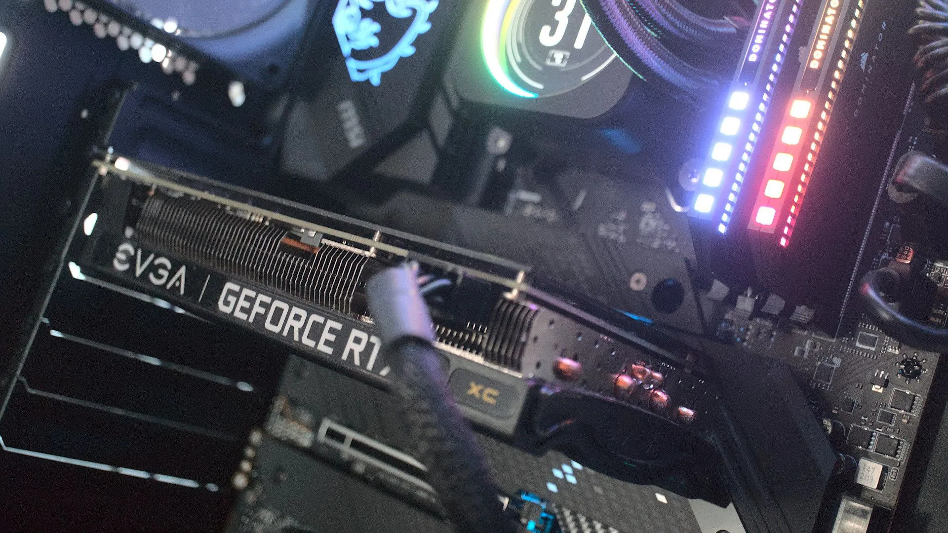 Card màn hình EVGA NVIDIA RTX 3060 Ti được lắp đặt trong máy tính