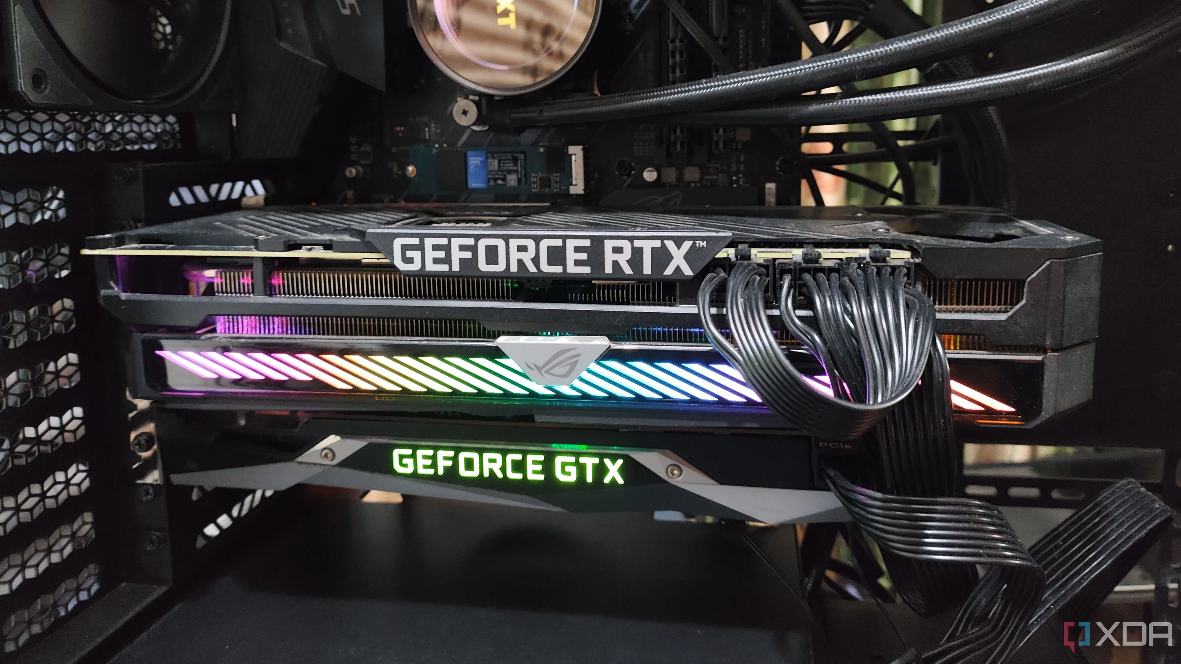 Cấu hình dual GPU với card đồ họa Nvidia RTX 3080 Ti và GTX 1080 trên bo mạch chủ, minh họa cách tận dụng các khe PCIe