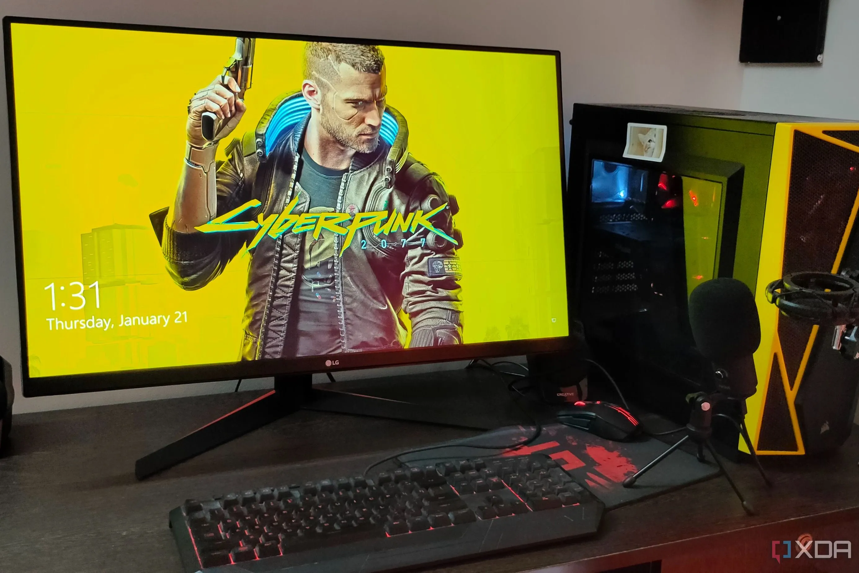Cấu hình PC chơi game với màn hình hiển thị hình nền Cyberpunk 2077, minh họa trải nghiệm gaming sống động