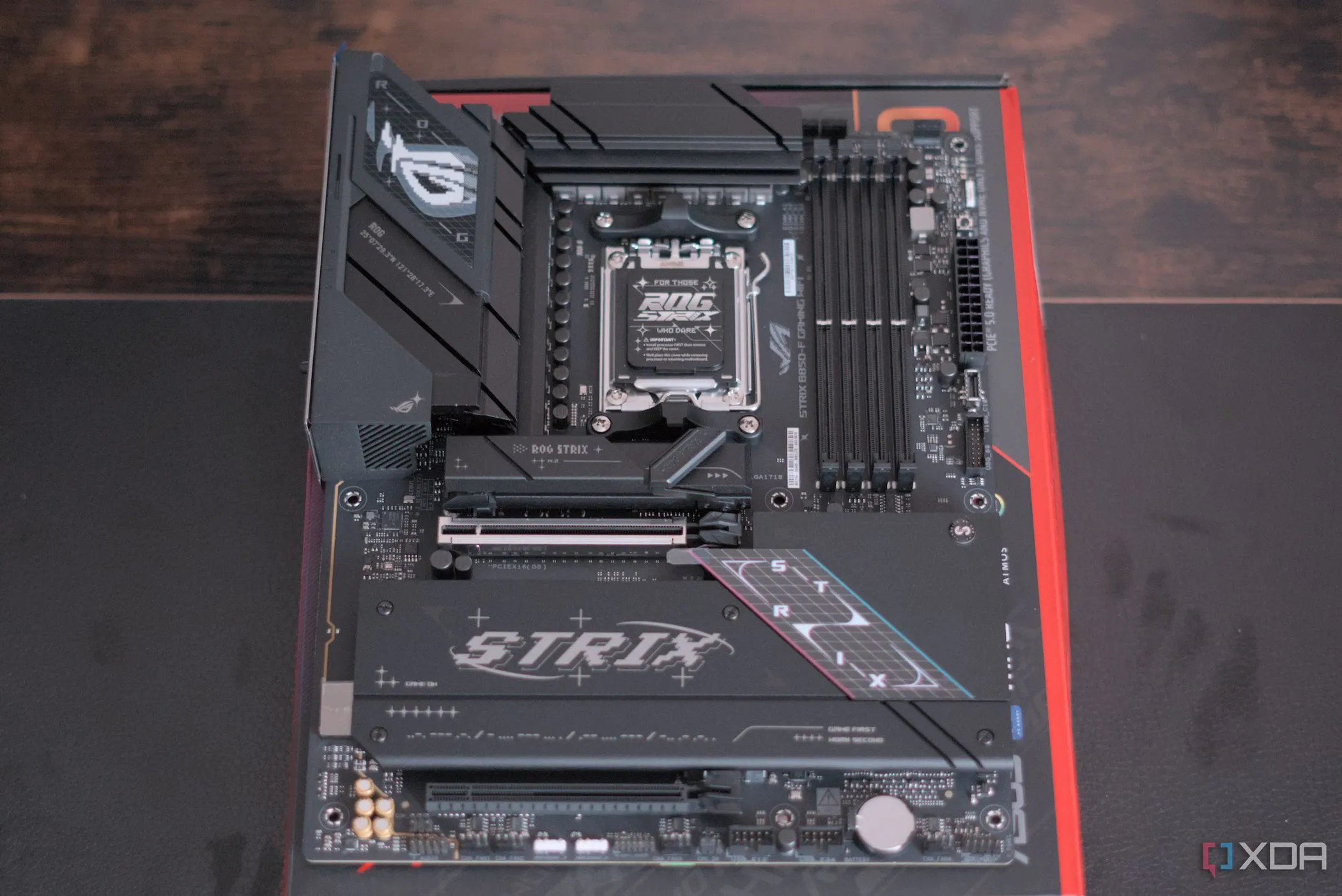 Chế độ xem từ trên xuống của Asus ROG Strix B850-F Gaming WiFi, hiển thị khu vực VRM và CPU