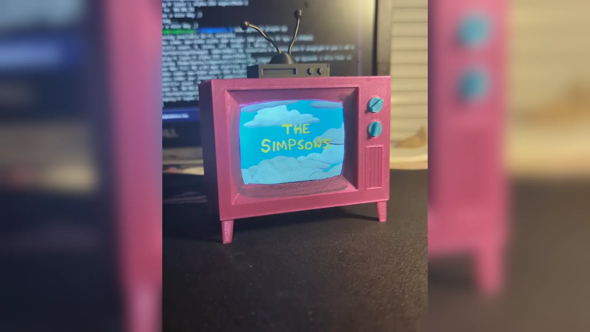 Chiếc TV nhỏ lấy cảm hứng từ phim The Simpsons với nhân vật Homer Simpson, gợi nhớ về thế giới Springfield
