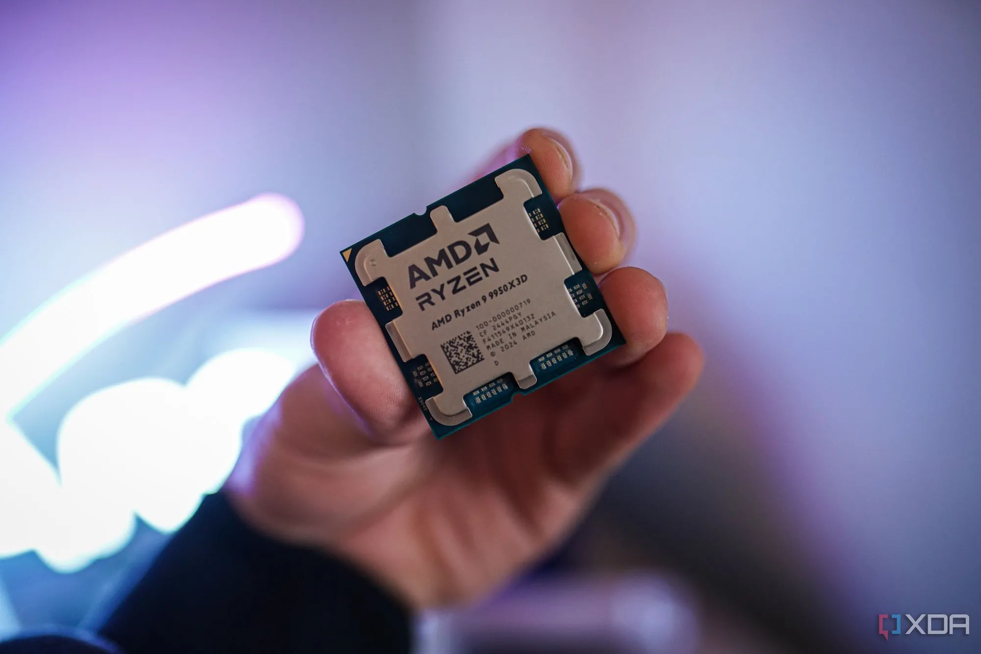 Chip AMD Ryzen 9 9950X3D trên tay, minh họa CPU đa nhân hiệu năng cao nhưng thường thừa thãi cho game thủ.