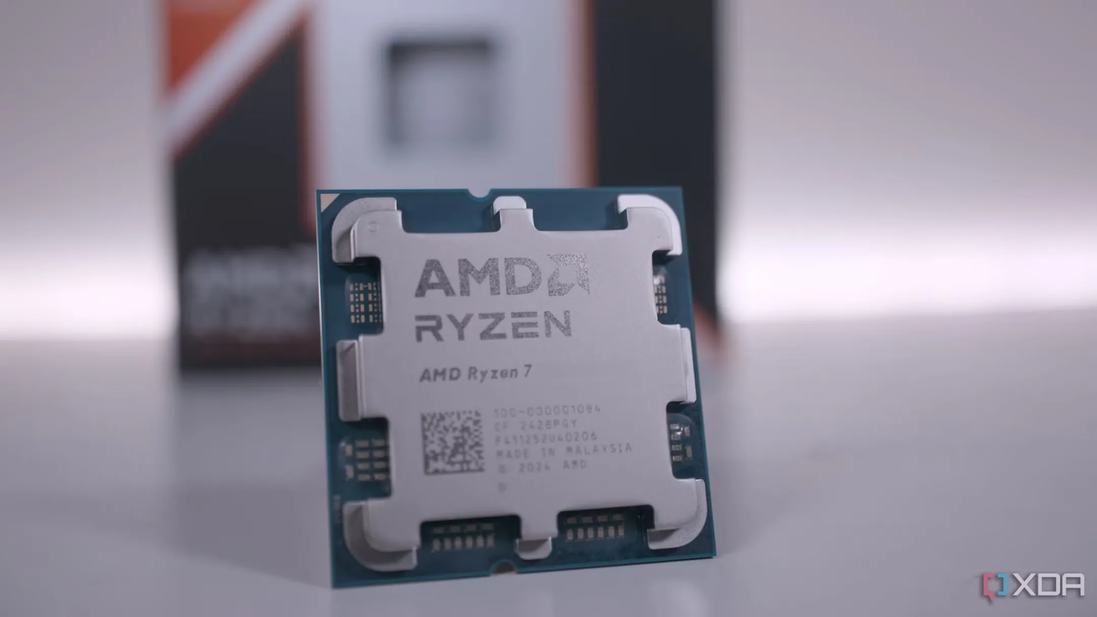 Chip CPU AMD Ryzen 7 5800XT từ góc nhìn phía trên